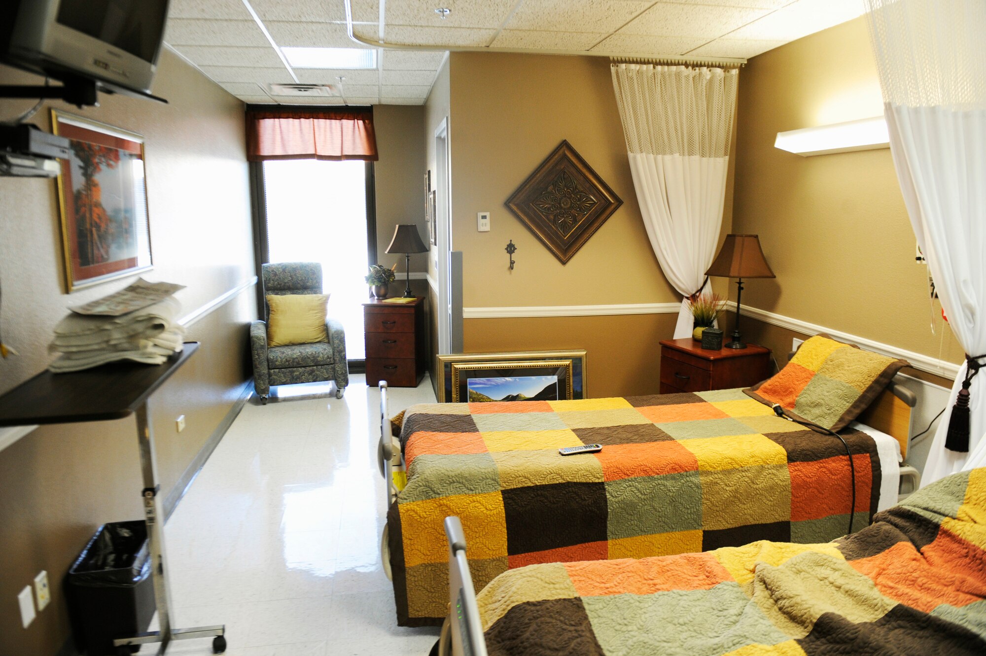 A patient's room at the 375th Aeromedical Staging Flight is shown here, is decorated to offer a relaxing, home-like atmosphere Dec. 13, 2010, at Scott Air Force Base, Ill. This room is sponsored and designed by the Officer's Spouses Club and is one of 17 patient rooms and nine common areas sponsored by various agencies around the base. (U.S. Air Force photo/ Staff Sgt. Ryan Crane)
