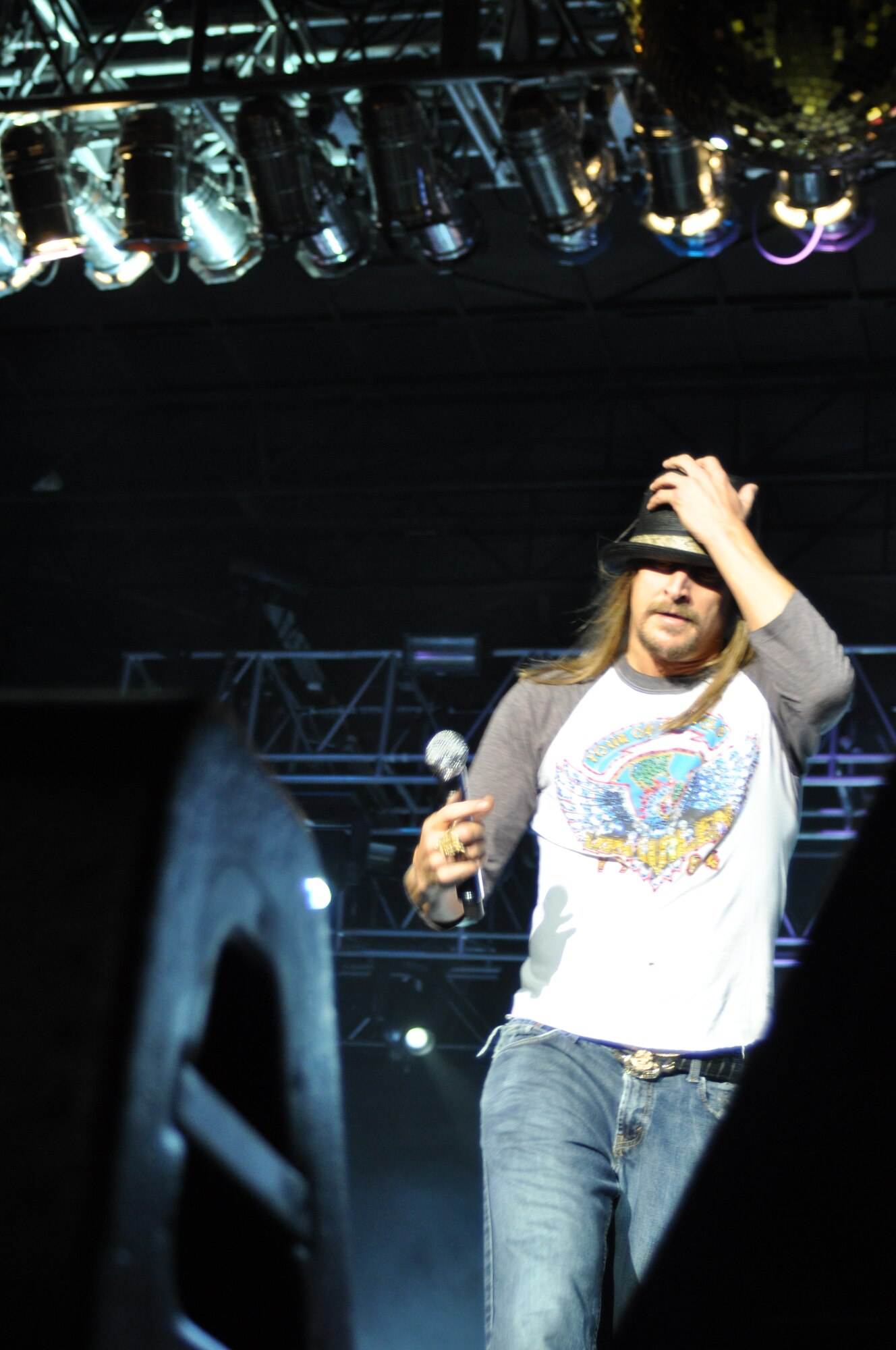 Kid Rock and Rival Sons entertain the troops. (U.S. Air Force photo/ Senior Airman Patrick Cabellon)