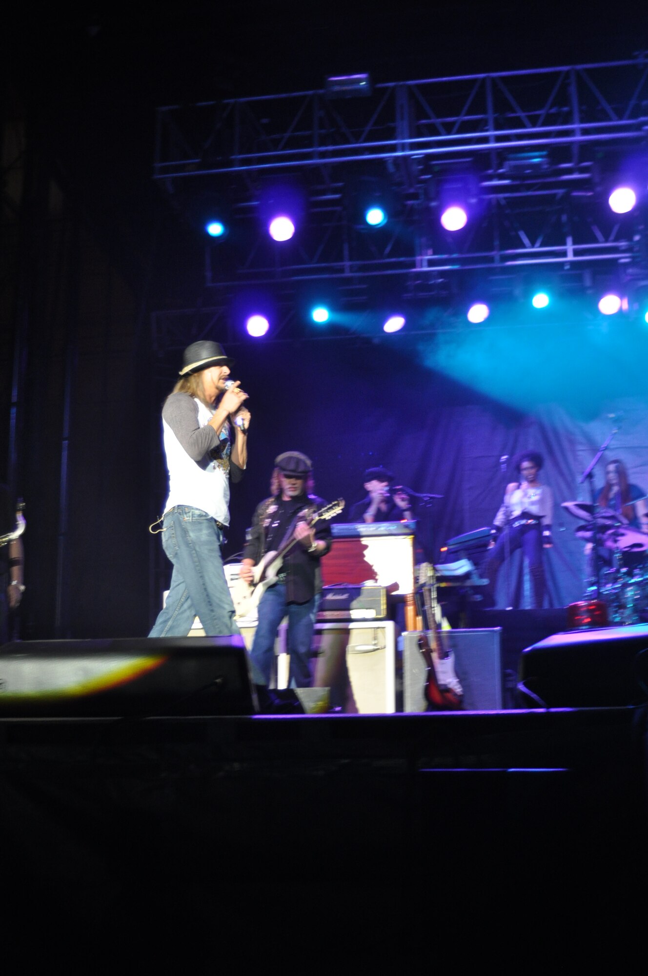 Kid Rock and Rival Sons entertain the troops. (U.S. Air Force photo/ Senior Airman Patrick Cabellon)