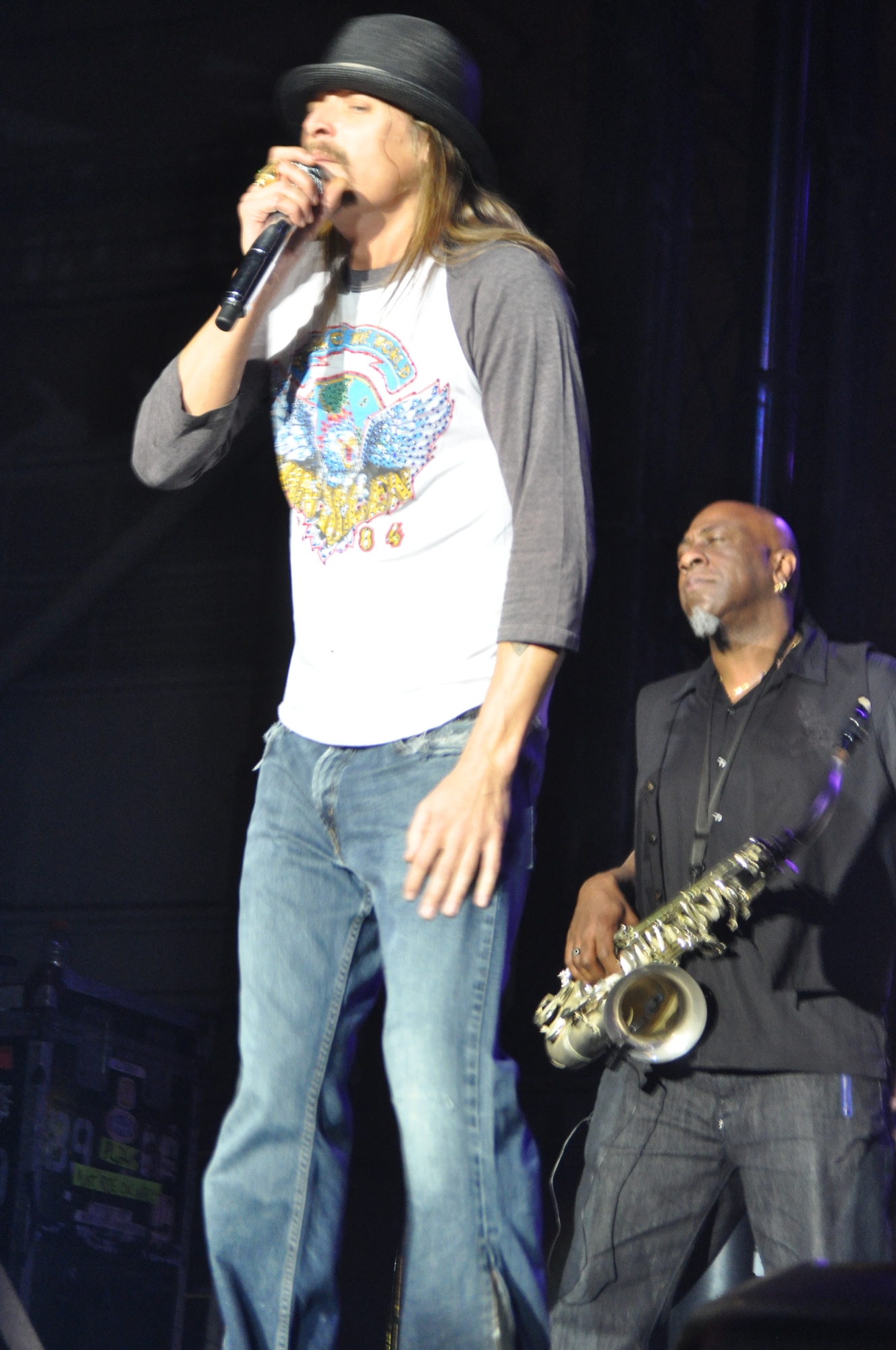 Kid Rock and Rival Sons entertain the troops. (U.S. Air Force photo/ Senior Airman Patrick Cabellon)