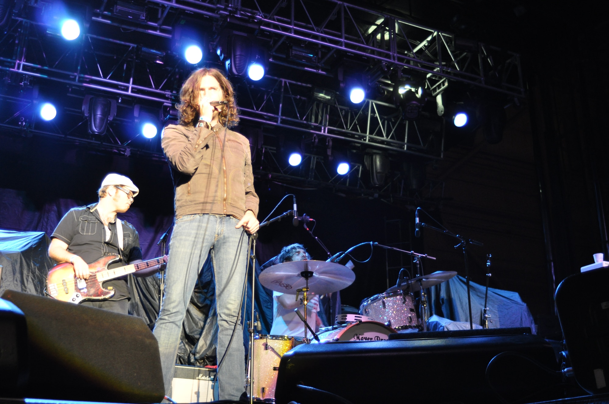 Kid Rock and Rival Sons entertain the troops. (U.S. Air Force photo/ Senior Airman Patrick Cabellon)