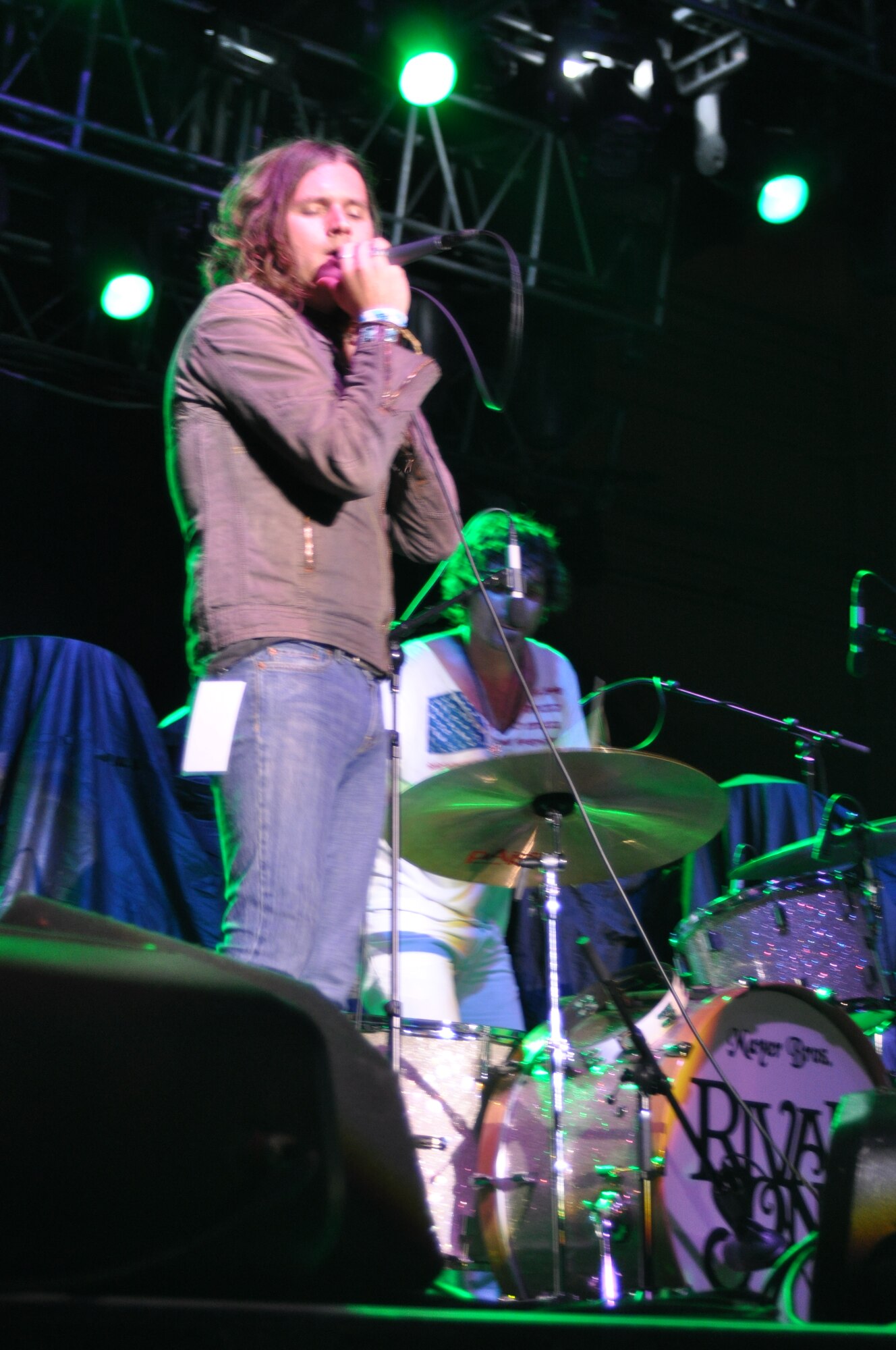 Kid Rock and Rival Sons entertain the troops. (U.S. Air Force photo/ Senior Airman Patrick Cabellon)