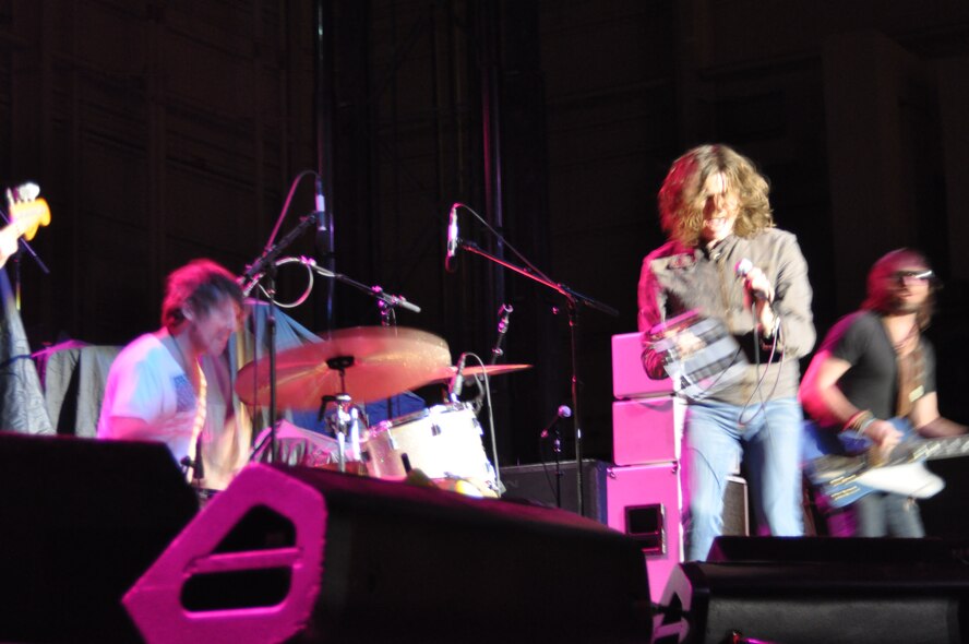 Kid Rock and Rival Sons entertain the troops. (U.S. Air Force photo/ Senior Airman Patrick Cabellon)