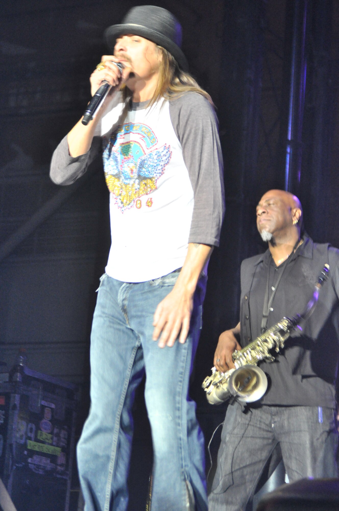 Kid Rock and Rival Sons entertain the troops. (U.S. Air Force photo/ Senior Airman Patrick Cabellon)