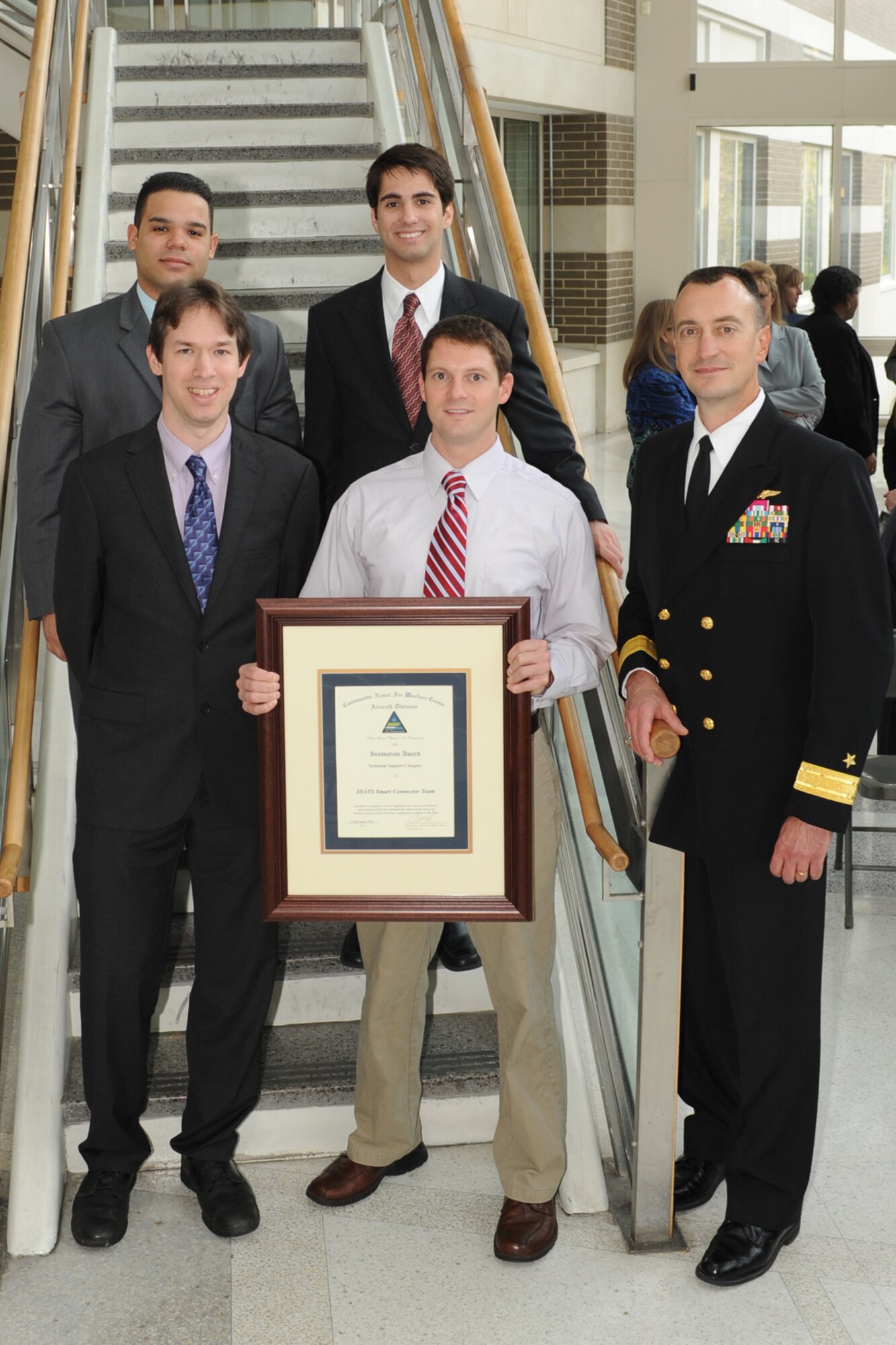 Members of the Naval Air Systems Command Integrated Diagnostics and Automated Test Systems team receive the Naval Air Warfare Center Aircraft Division Commander’s and Innovation Award traveled in the Technology Support category during a ceremony at NAVAIR Headquarters in Patuxent River, Md. (Courtesy photo)