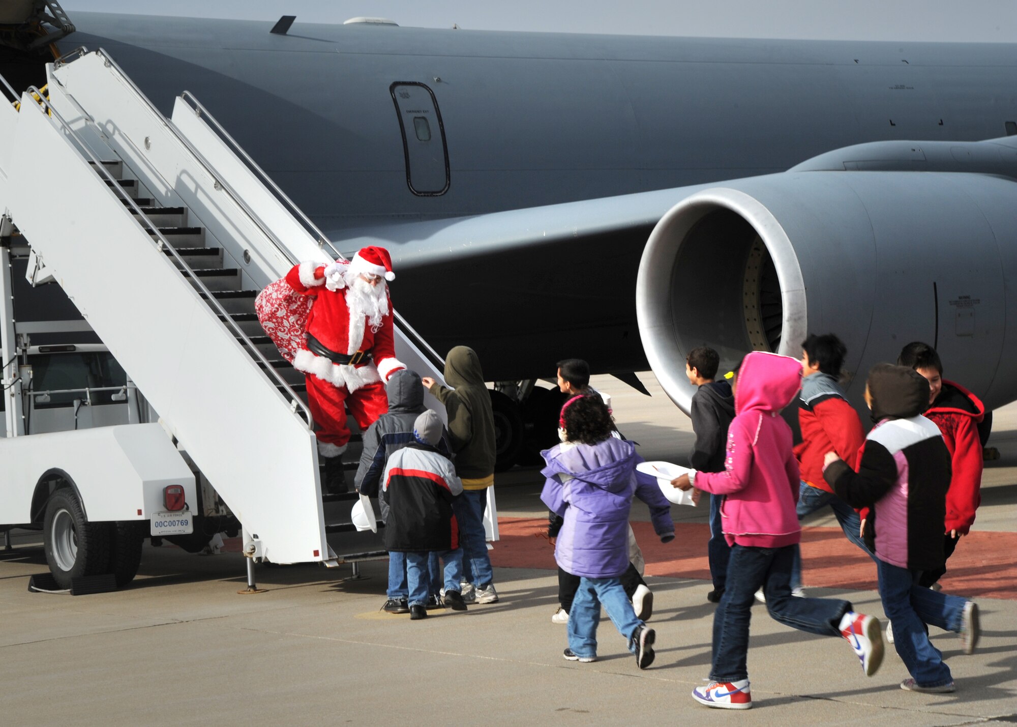 Col. Edsel Frye, Commander, 931st Air Refueling Group dons a Santa costume and delivers gifts to little brothers and little sisters from the Big Brothers Big Sisters of Sedgewick County, at McConnell Air Force Base Dec. 22.  The 22nd Air Refueling Wing and members of the 931st ARG completed a total force flying mission prior to landing with toys for children from the Sedgewick County chapter of Big Brothers Big Sisters of America. (USAF photo by Airman 1st Class Andrea Salazar). 