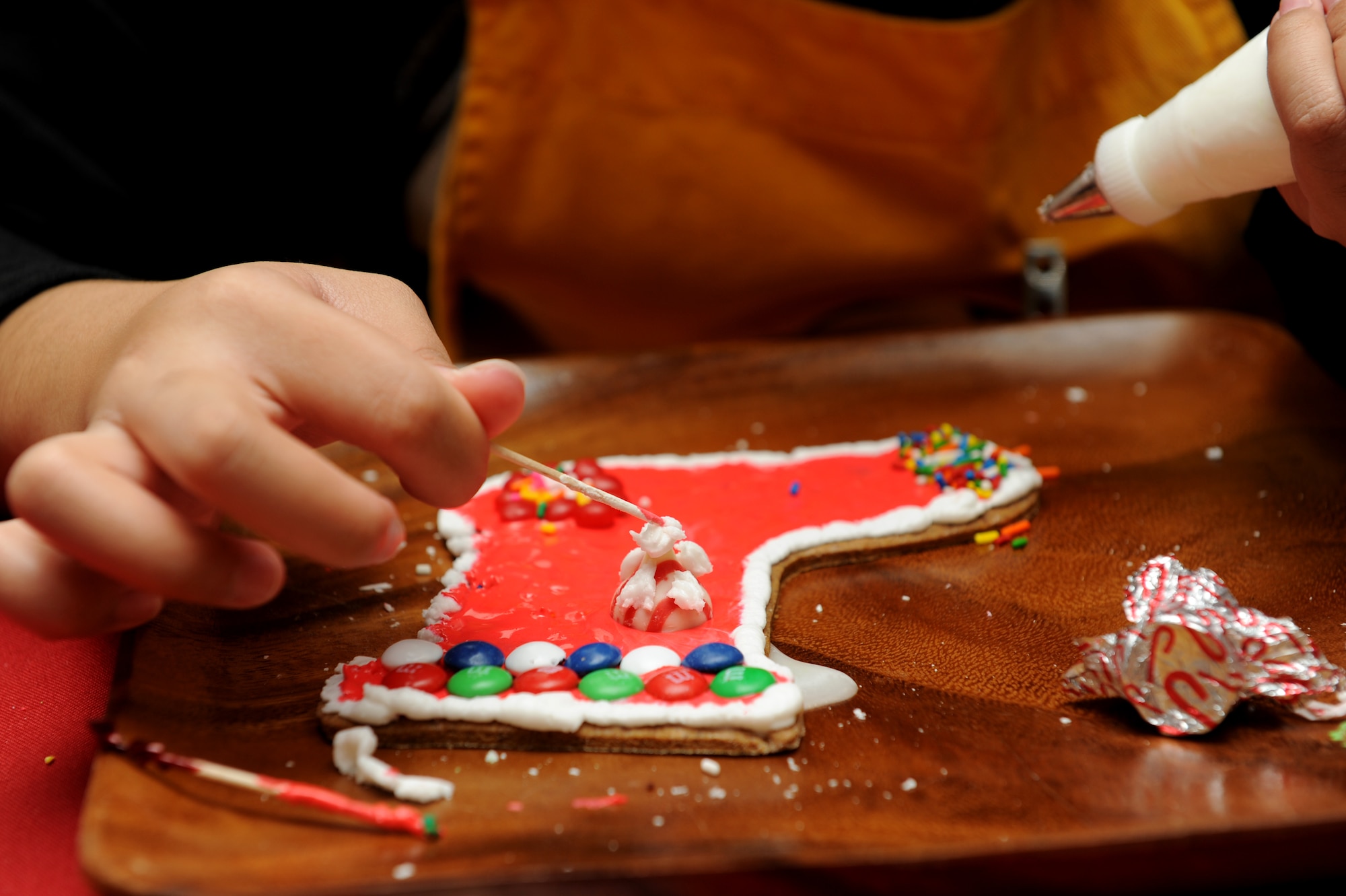 Kana Nakamura, a student from Kuwae Junior High School decorates a cookie at the Christmas gingerbread cookie decorating lesson at the home of Brig. Gen. Ken Wilsbach and Cindy Wilsbach Dec 23.  (U.S. Air Force Photo/Junko Kinjo)