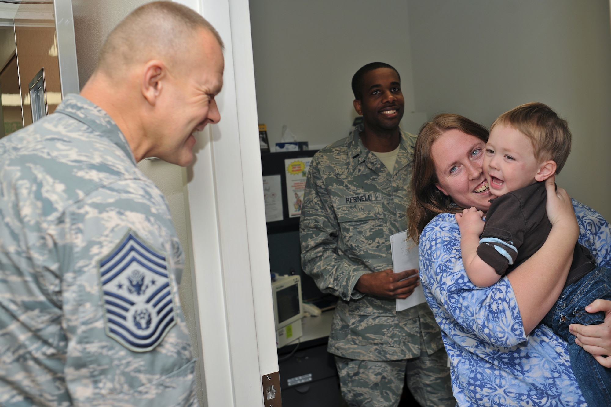 YOKOTA AIR BASE, Japan -- Chief Master Sgt. of the Air Force James Roy gives a holiday greeting here, Dec. 27, at Yokota Hospital during a base visit. Chief Roy was assigned to Yokota Air Base from August 2005 to May 2007 as Command Chief Master Sergeant, U.S. Forces Japan and 5th Air Force.(U.S. Air Force photo/Osakabe Yasuo)