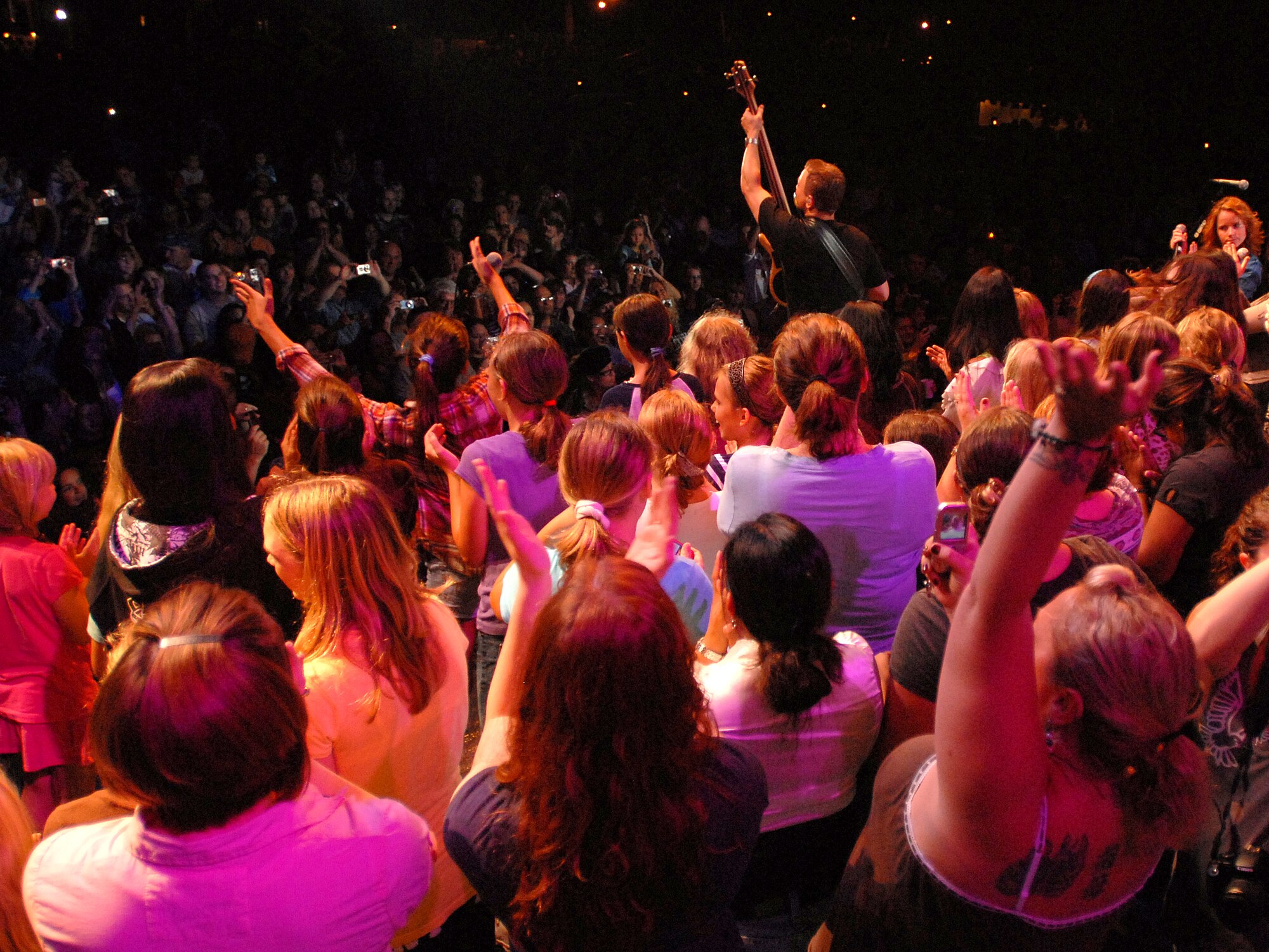 HICKAM AIR FORCE BASE, Hawaii -- The youth of Hickam joined Gary Sinise and the Lt. Dan Band on stage during the free concert Jan. 30 at Freedom Tower. The band performed songs such as Lynard Skynard?s Sweet Home Alabama, Jimi Hendrix Purple Haze and Led Zeppelin?s Rock and Roll. More than 4,000 people were on hand for the USO and Triwest sponsored concert. (U.S. Air Force photo/Staff Sgt. Mike Meares)
