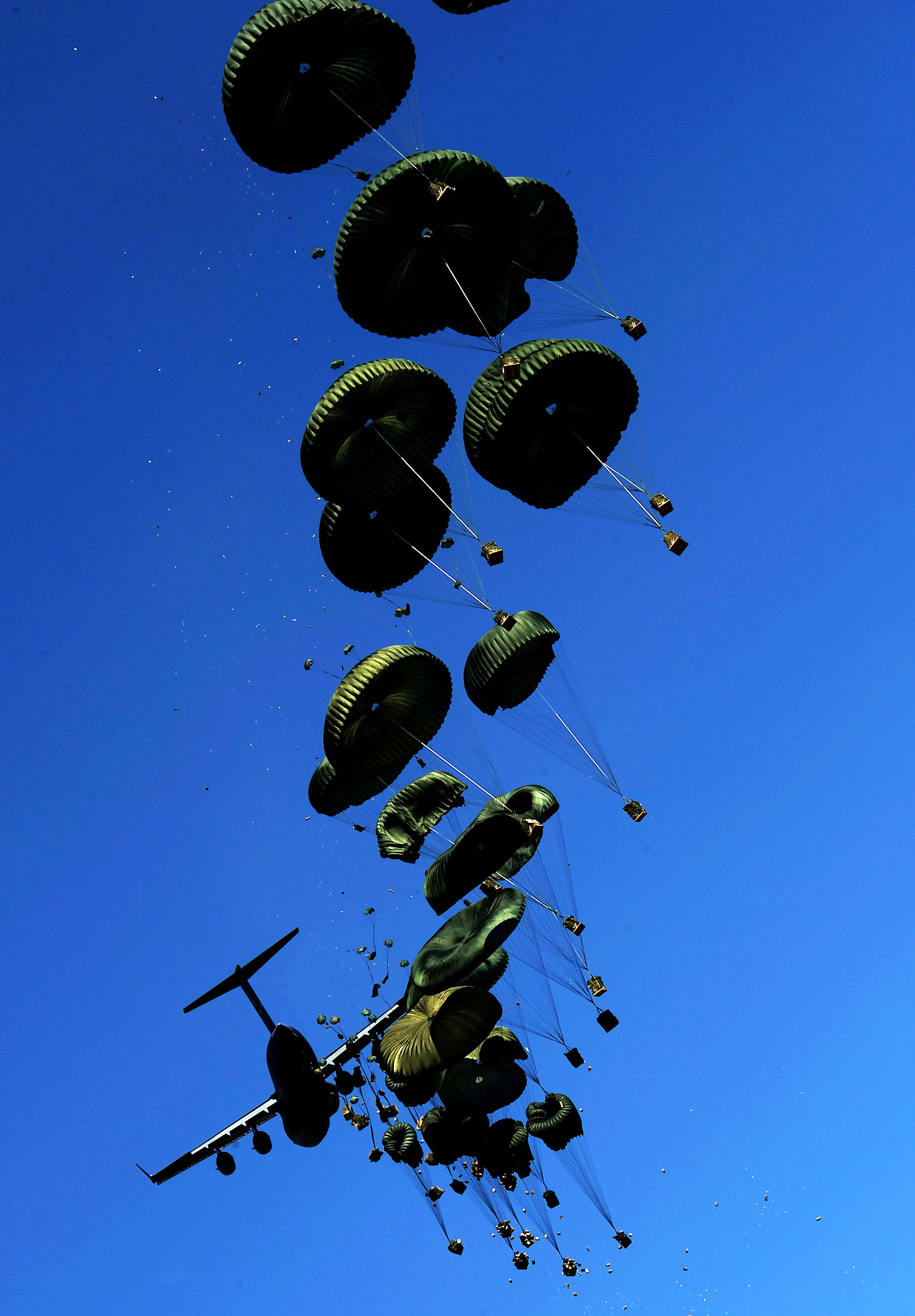 Airmen airdrop relief supplies to Haitians > Air Force > Article Display