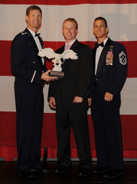 MOODY AIR FORCE BASE, Ga. -- Christopher Gaskins, 23rd Wing Civilian of the Year Wage Grade Award winner, poses for a photo with (left) Col. Gary Henderson, 23rd WG commander, and (right) Command Chief Master Sgt. Richard Parsons, 23rd WG command chief master sergeant, during the 2009 Annual Awards Ceremony held at the James H. Rainwater Conference Center in Valdosta, Ga., Jan. 30. (U.S. Air Force photo by Airman 1st Class Benjamin Wiseman)