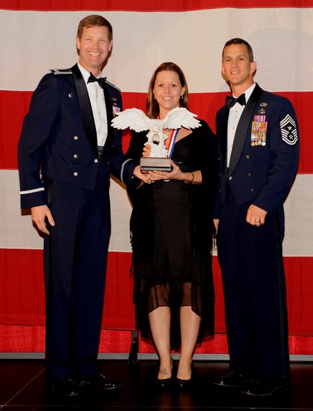 MOODY AIR FORCE BASE, Ga. -- Amy Thompson, 23rd Wing Civilian of the Year Non-Appropriated Funds Supervisory Award winner, poses for a photo with (left) Col. Gary Henderson, 23rd WG commander, and (right) Command Chief Master Sgt. Richard Parsons, 23rd WG command chief master sergeant, during the 2009 Annual Awards Ceremony held at the James H. Rainwater Conference Center in Valdosta, Ga., Jan. 30. (U.S. Air Force photo by Airman 1st Class Benjamin Wiseman)