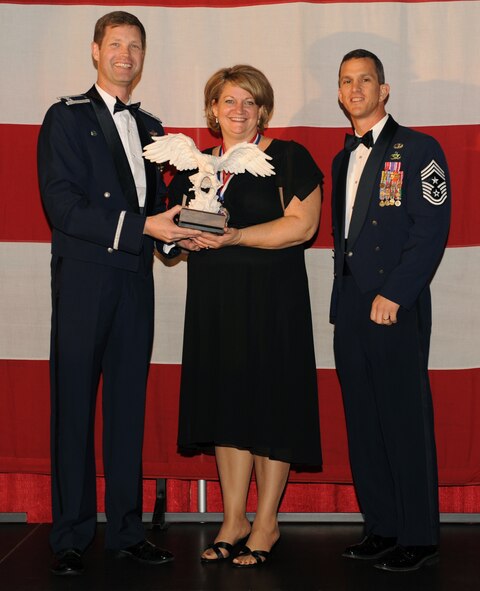 MOODY AIR FORCE BASE, Ga. -- Jennifer Hembree, 23rd Wing Civilian of the Year Non-Appropriated Funds Pay Band Award winner, poses for a photo with (left) Col. Gary Henderson, 23rd WG commander, and (right) Command Chief Master Sgt. Richard Parsons, 23rd WG command chief master sergeant, during the 2009 Annual Awards Ceremony held at the James H. Rainwater Conference Center in Valdosta, Ga., Jan. 30. (U.S. Air Force photo by Airman 1st Class Benjamin Wiseman)