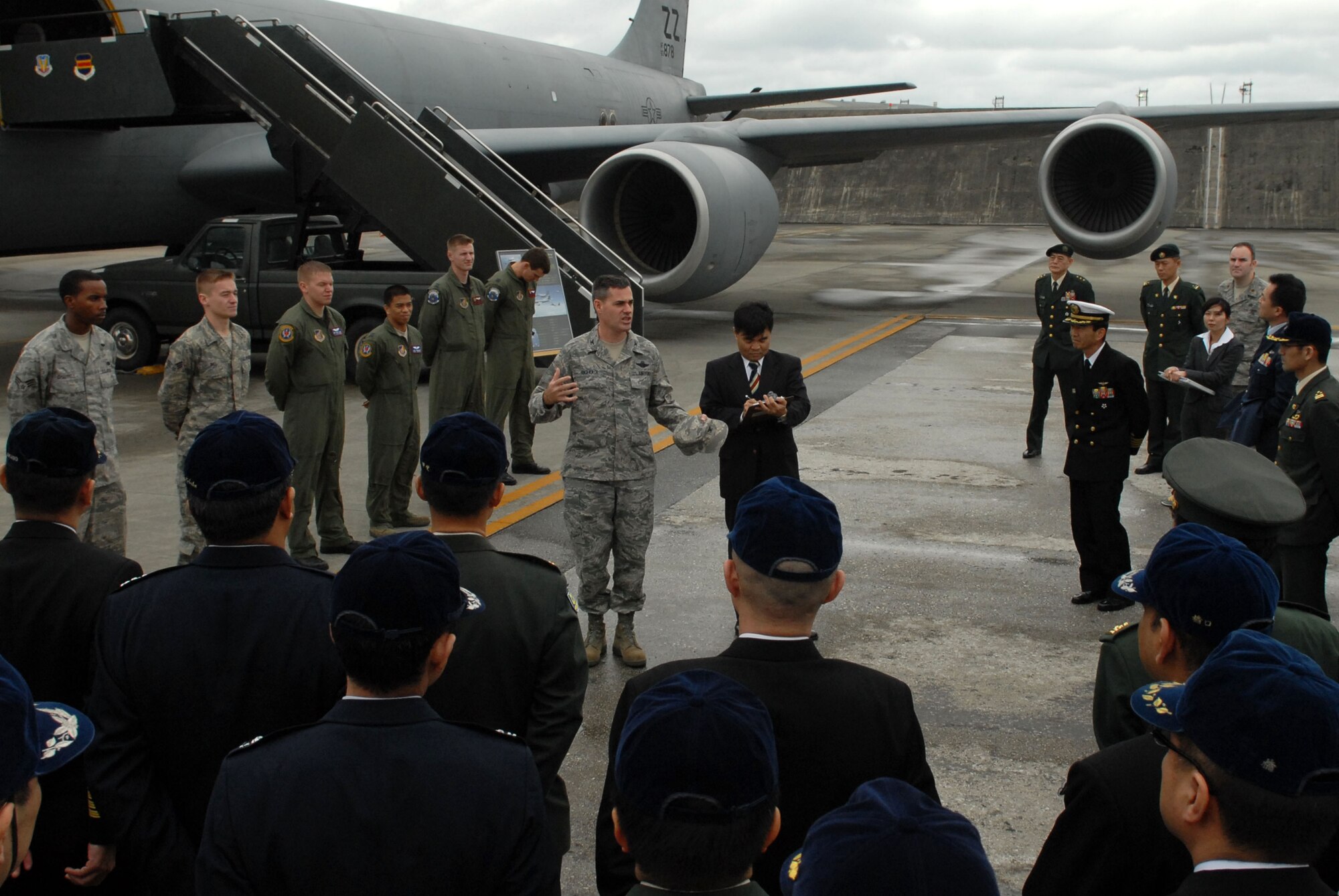 Colonel Lenny Richoux, 18th Wing vice commander, addresses a group of
students and instructors from the Japan Self Defense Force Joint Staff
College while standing alongside a 909th Aerial Refueling Squadron KC-135
Stratotanker at Kadena Air Base, Feb. 3. Approximately 60 senior officers,
to include Lt. Gen. Takashi Watanabe, the commandant of the JSC, made the
trip from Tokyo to Kadena as part of JSDF's year-long advanced professional
military education program.
(U.S. Air Force photo / Staff Sgt. Christopher Hummel)
