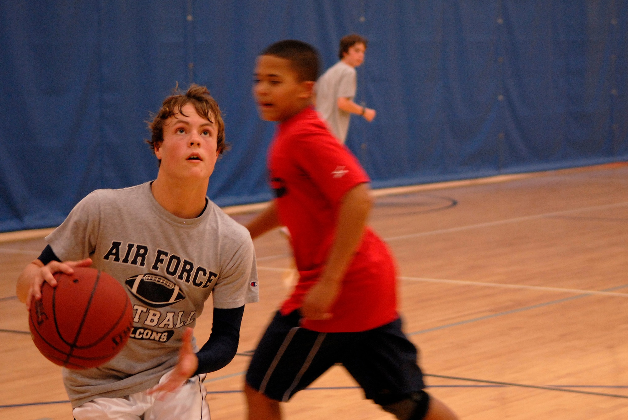 VANDENBERG AIR FORCE BASE, Calif. -- Ben Anderson sets up his shot during practice at the Vandenberg Fitness Center on Monday, Feb. 1, 2010.  The Vandenberg recreation senior boys basketball teamctice for their upcoming post-season tournament.  (U.S. Air Force photo/Senior Airman Andrew Satran) 

 
 