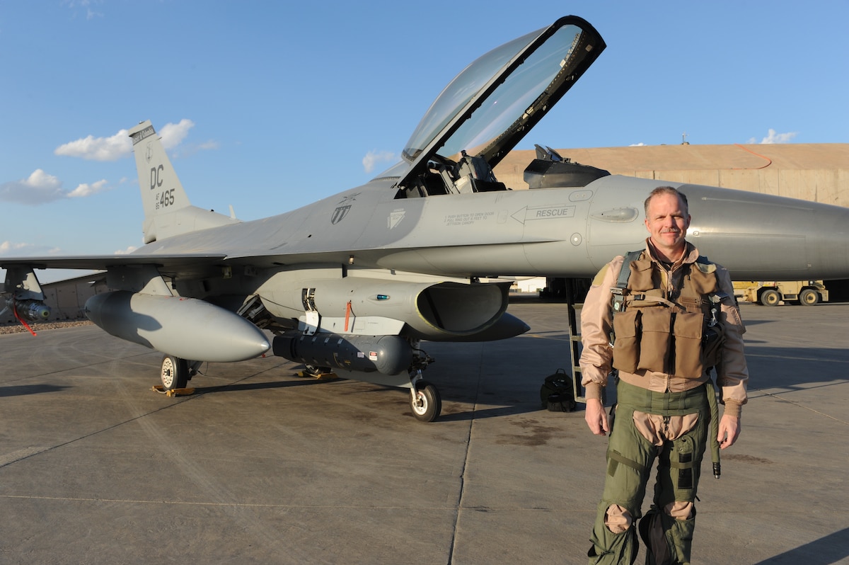 Lt. Col. Gary M. Middlebrooks prior to the flight that put him over the 4,000 hour mark in the F-16.(Air Force photo/Tech. Sgt. Linda C. Miller/RELEASED)