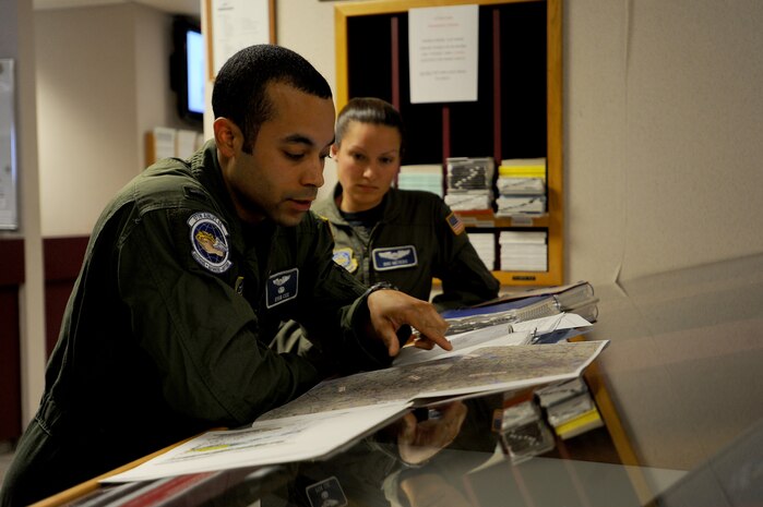 U.S. Air Force 1st Lt. Ryan Cox briefs crew members here before taking off for an evaluation flight aboard a C-17 Globemaster III Feb. 4, 2010. The flight was part of a routine training mission to help aircrew hone their skills through multiple training scenarios all intended to expand global reach. Lieutenant Cox is a pilot with the 17th Airlift Squadron. (U.S. Air Force photo by Tech. Sgt. William Greer)