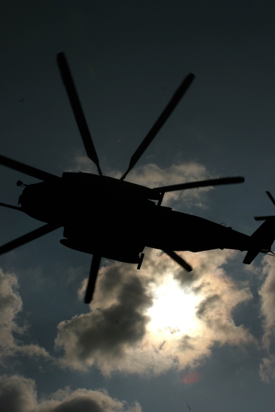 A CH-53E Super Stallion helicopter with Marine Medium Helicopter Squadron 265 Reinforced (HMM-265), 31st Marine Expeditionary Unit (MEU), approaches the landing zone to disembark Marines with Company E, Battalion Landing Team 2nd Battalion, 7th Marines (BLT 2/7) during a helicopter raid, Feb. 7.  The MEU is currently participating in exercise Cobra Gold 2010 (CG’ 10). The exercise is the latest in a continuing series of exercises design to promote regional peace and security. (Official Marine Corps photo by Staff Sgt. Leo A. Salinas)