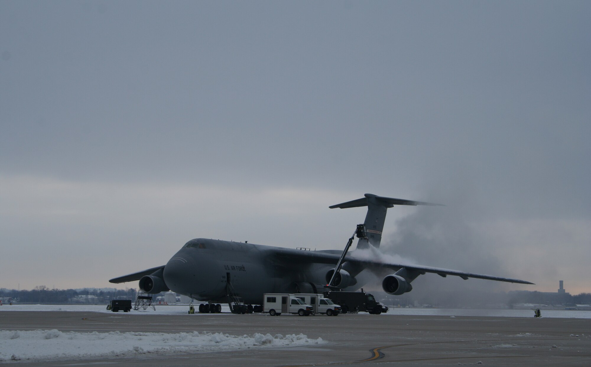 WRIGHT-PATTERSON AIR FORCE BASE, Ohio – Reservists from the 445th Aircraft Maintenance Squadron de-ice a C-5 Galaxy during the Feb. 7 unit training assembly after several inches of snow fell in the Dayton, Ohio area.  (U.S. Air Force photo/Tech. Sgt. Jeremy Caskey)