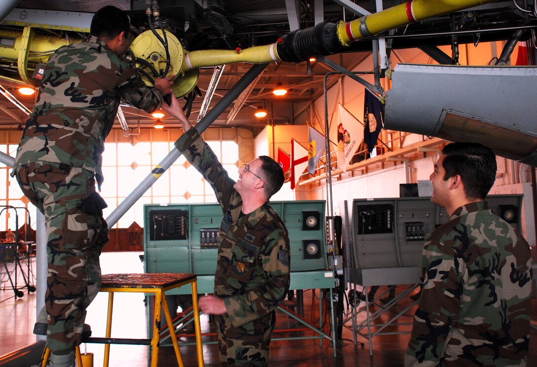 Tech. Sgt. Matthew Warren (center), a 373rd Training Squadron, Detachment 8 instructor from McConnell Air Force Base, Kans., instructs Senior Airman Oscar Molina (left) and Senior Airman Jorge Hernandez (right) Feb.5 at Hangar 1010. Airmen Molina and Hernandez are members of the Chilean air force at Sheppard for training on the KC-135E. Thirty-eight maintainers from the Chilean air force will receive 96 hours of instruction before returning to their air force.(U.S. Air Force photo/Airman 1st Class Valerie Hosea)
