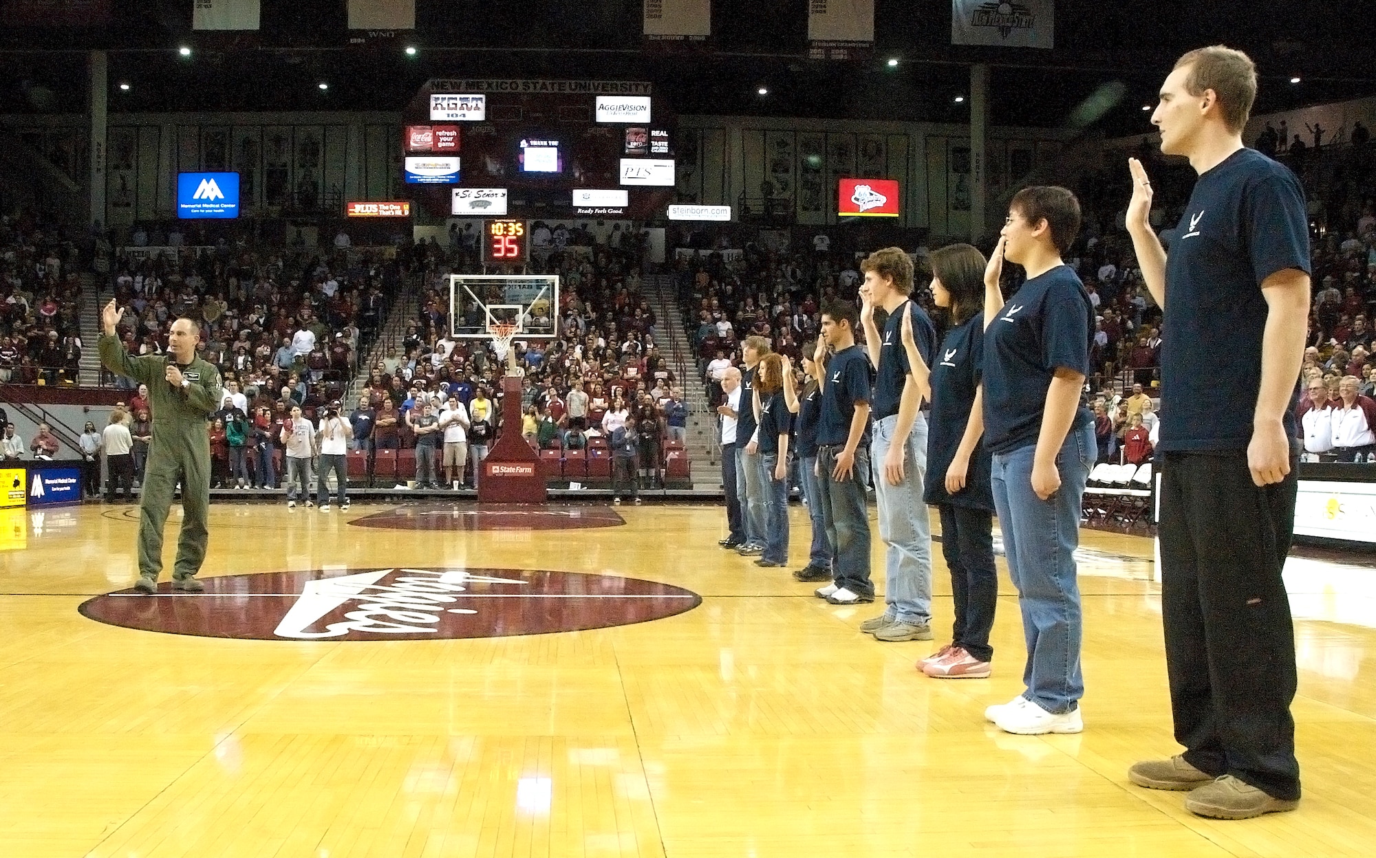 LAS CRUCES, N.M. -- Col. Jeff Harrigian, 49th Fighter Wing commander, swears in eight new Air Force recruits during halftime at a New Mexico State University Aggies basketball game Feb. 6. Giving the oath of enlistment in this venue allowed the local community to show their appreciation for the young men and women and their commitment to their nation. (U.S. Air Force photo by Tech. Sgt. Chris Flahive)