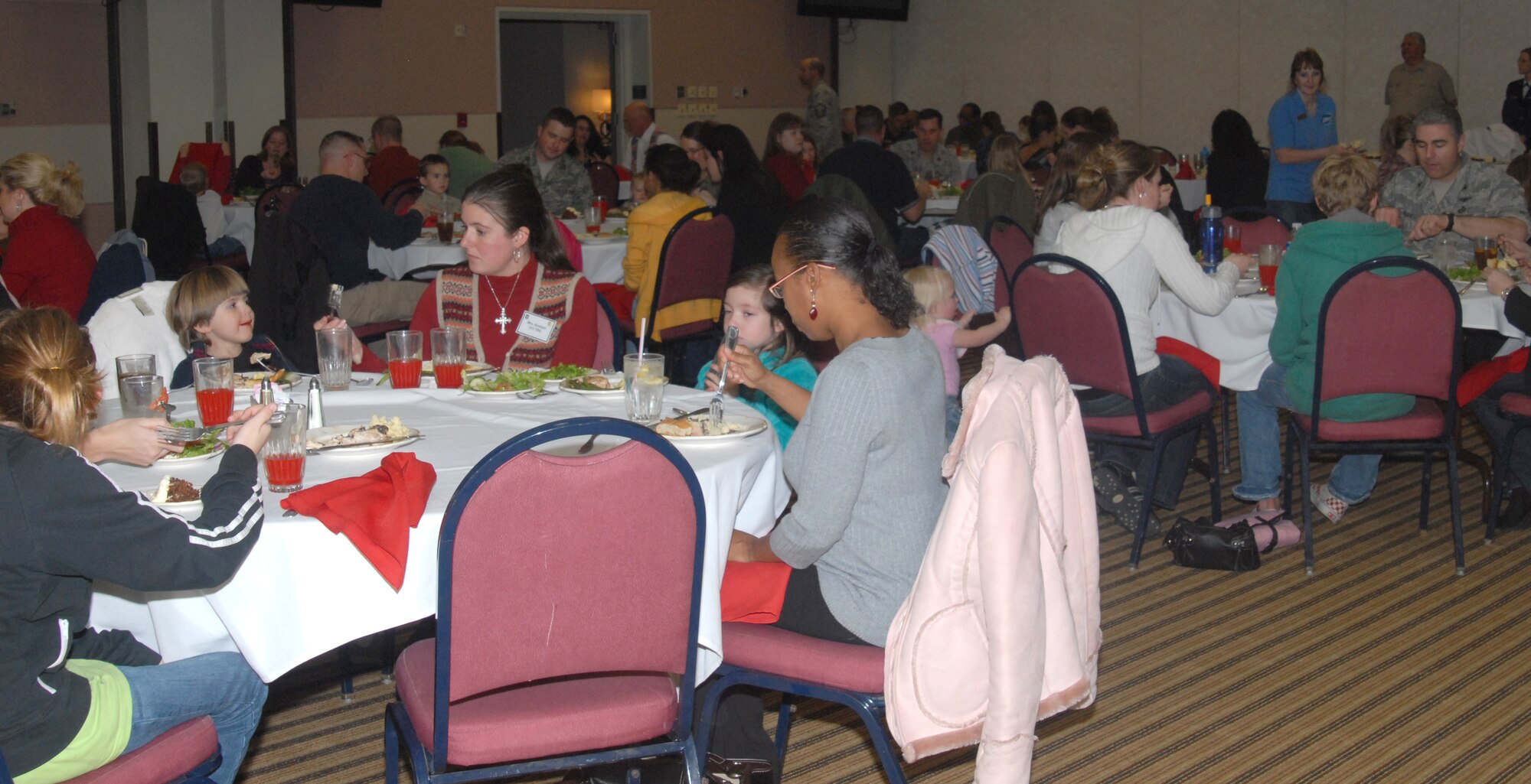 Guests at the Key Spouses dinner held Thursday night at the Event Center enjoy their meal. ( U.S. Air Force photo by Airman 1st Class Anne Gathua)