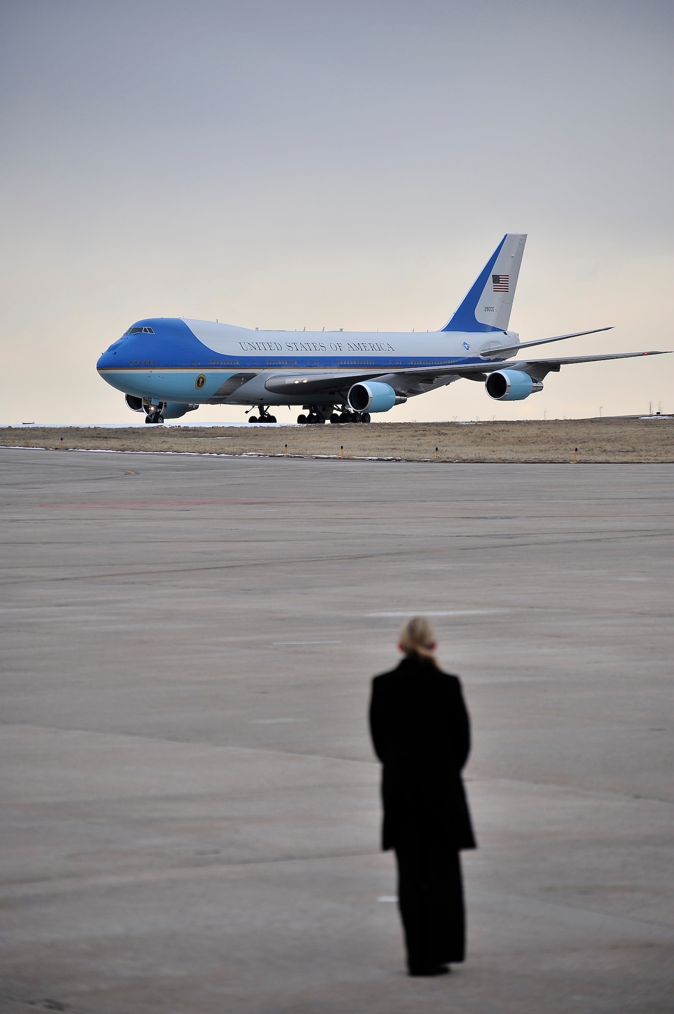 BUCKLEY AIR FORCE BASE, Colo. -- A U.S. Secret Service agent awaits the arrival of President Barack Obama Feb. 18. President Obama is attending a fund-raiser in Denver this week. (U.S. Air Force photo by Senior Airman Kathrine McDowell)