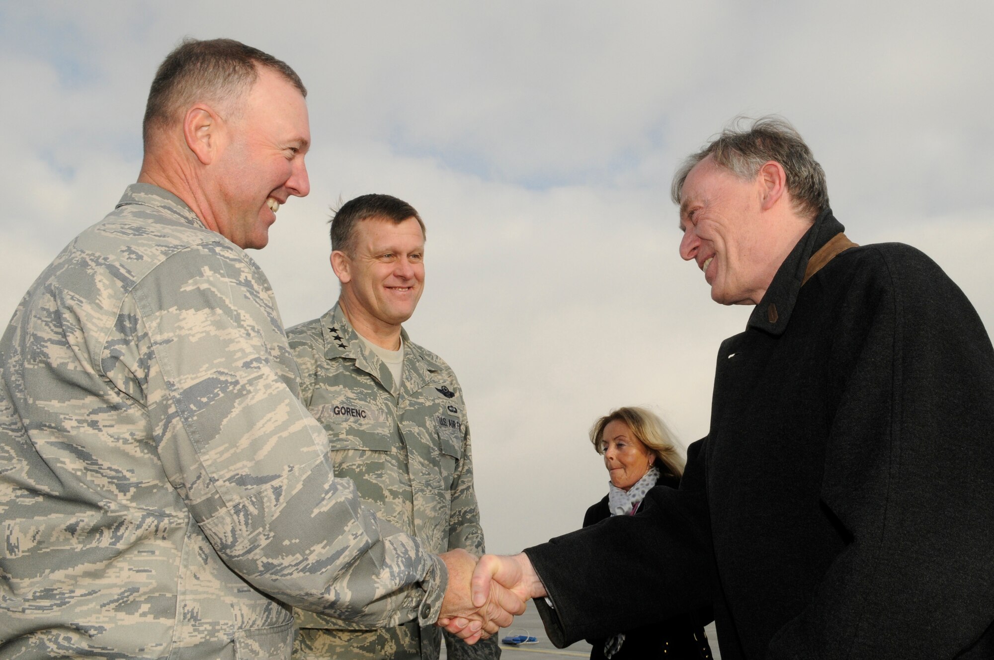SPANGDAHLEM AIR BASE, Germany – Col. Tip Wight, 52nd Fighter Wing commander; Lt. Gen. Frank Gorenc, 3rd Air Force commander; and Horst Koehler, federal president of Germany, meet at the flightline here Feb. 18. President Koehler and his wife, Eva Luise, were also greeted by Kurt Beck, Rheinland-Pflaz minister president, and his wife, Roswitha. This was the first time President Koehler has visited the Trier region. (U.S. Air Force photo/Senior Airman Benjamin Wilson)