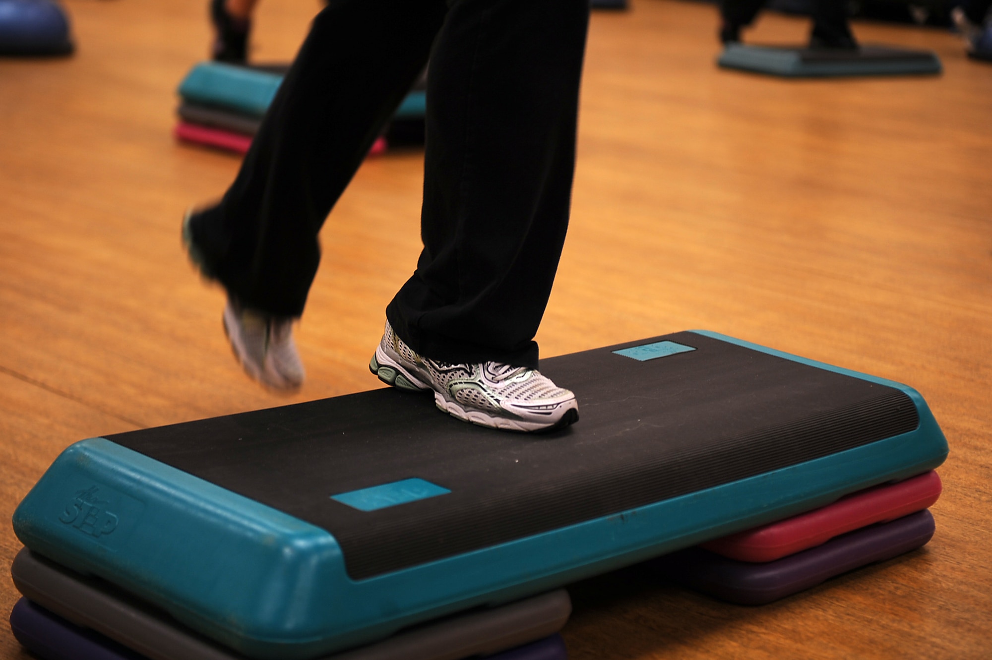 Allison Eubanks, wife of Senior Airman Richard Eubanks, 4th Civil Engineer Squadron power production, works out her hamstrings and gluteus maximus during a cardio challenge workout class at Bellamorphosis women's health club on Seymour Johnson Air Force Base, N.C., Feb. 22, 2010. The club offers yoga, Pilates, kickboxing, step aerobics, cycling, abs and lifting classes. (U.S. Air Force photo/Senior Airman Ciara Wymbs) 