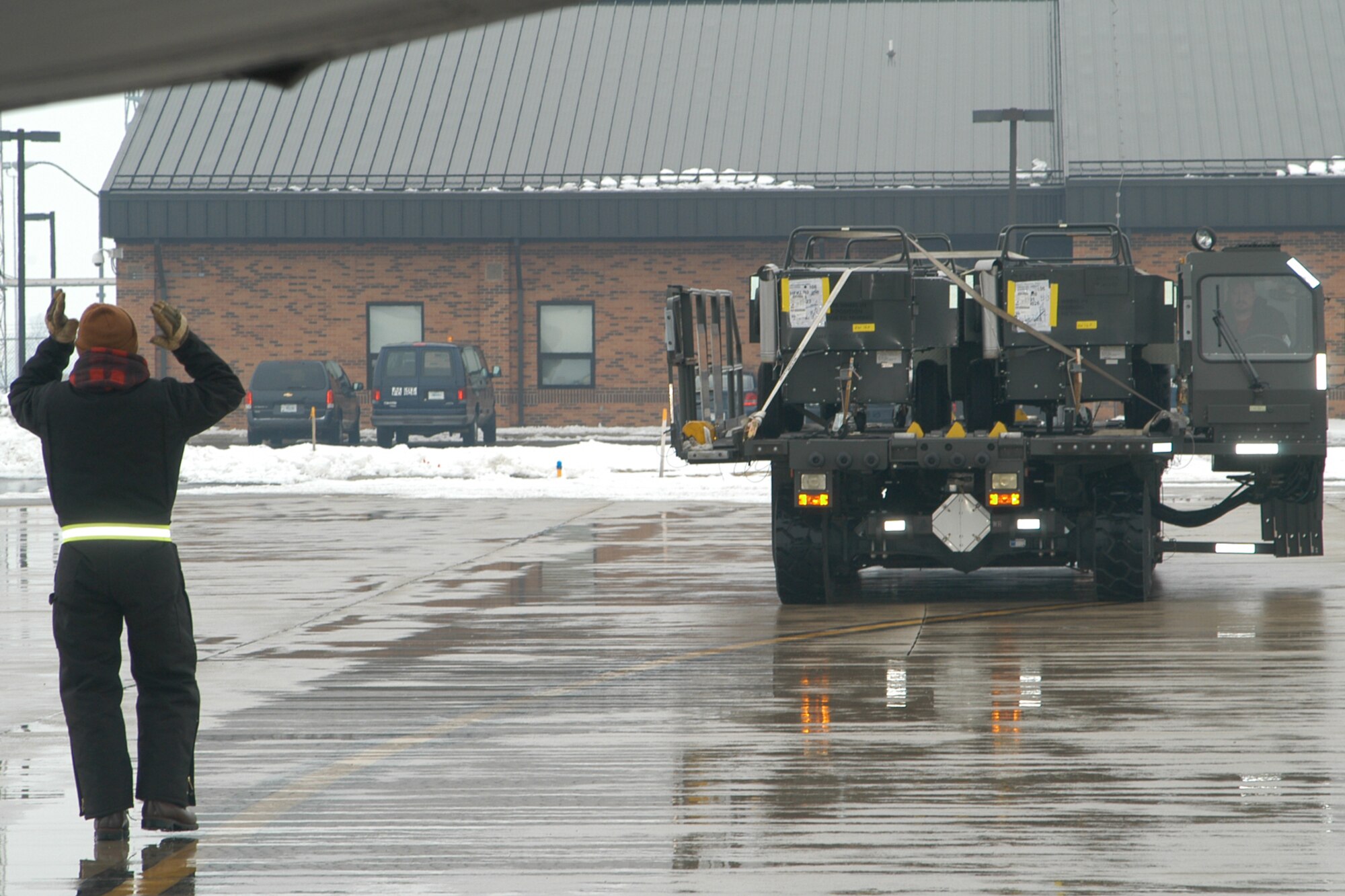 GRISSOM AIR RESERVE BASE, Ind., -- Ground crew personnel marshal a k-loader into position behind a C-5 Galaxy during a cargo exercise held here in recently.  The aircraft, from the Tennessee Air National Guard, was flown to here by a crew from the West Virginia Air National Guard.  (U.S. Air Force photo/Staff Sgt. Chris Bolen)