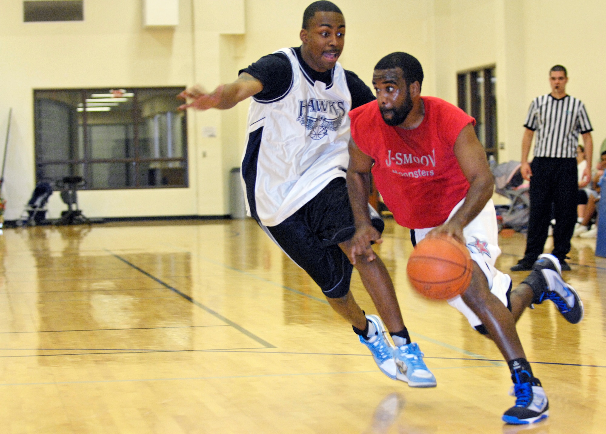 VANDENBERG AIR FORCE BASE, Calif. -- With quickness, Mailik Salim, from the Old Guys team, races down court to the hoop past his opponent during an intramural basketball game here Tuesday, Feb. 23, 2010. The 30th Security Forces Squadron team fought hard, winning 53-38 over the Old Guys team. (U.S. Air Force photo/Airman 1st Class Andrew Lee)  
 

 
 