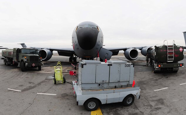 376th Expeditionary Logistics Readiness Squadron petroleum, oil and lubricants Airmen perform a dual refuel of a KC-135 Stratotanker on the flight line at the Transit Center at Manas, Kyrgyzstan, Feb. 26, 2010. The 376th ELRS POL Airmen broke their own record Feb. 18 by pumping 544,758 gallons of jet fuel in a 24-hour period. The standing record, which the previous flight set Oct. 8, 2009, was 501,662 gallons in 24 hours. (U.S. Air Force photo/Senior Airman Nichelle Anderson/released)