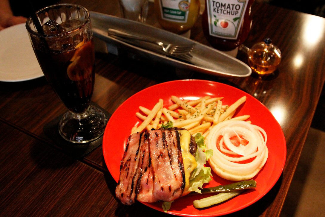 The bacon cheeseburger at Upper Café Diner New York, New York in Hiroshima. With a simple presentation, it surprises the senses with a savory taste you’ll think about well after you finish.