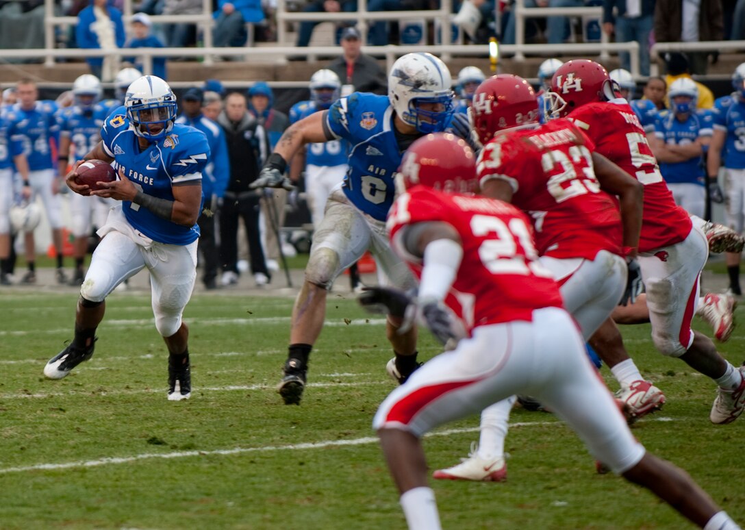 Air Force Academy quarterback Jared Tew turns the corner for a first down during the Falcons' defeat of the University of Houston Cougars 47-20 during the seventh Bell Helicopter Armed Forces Bowl in Fort Worth, Texas, on Dec. 31, 2009. (Defense Department photo/Petty Officer 1st Class Chad J. McNeeley)