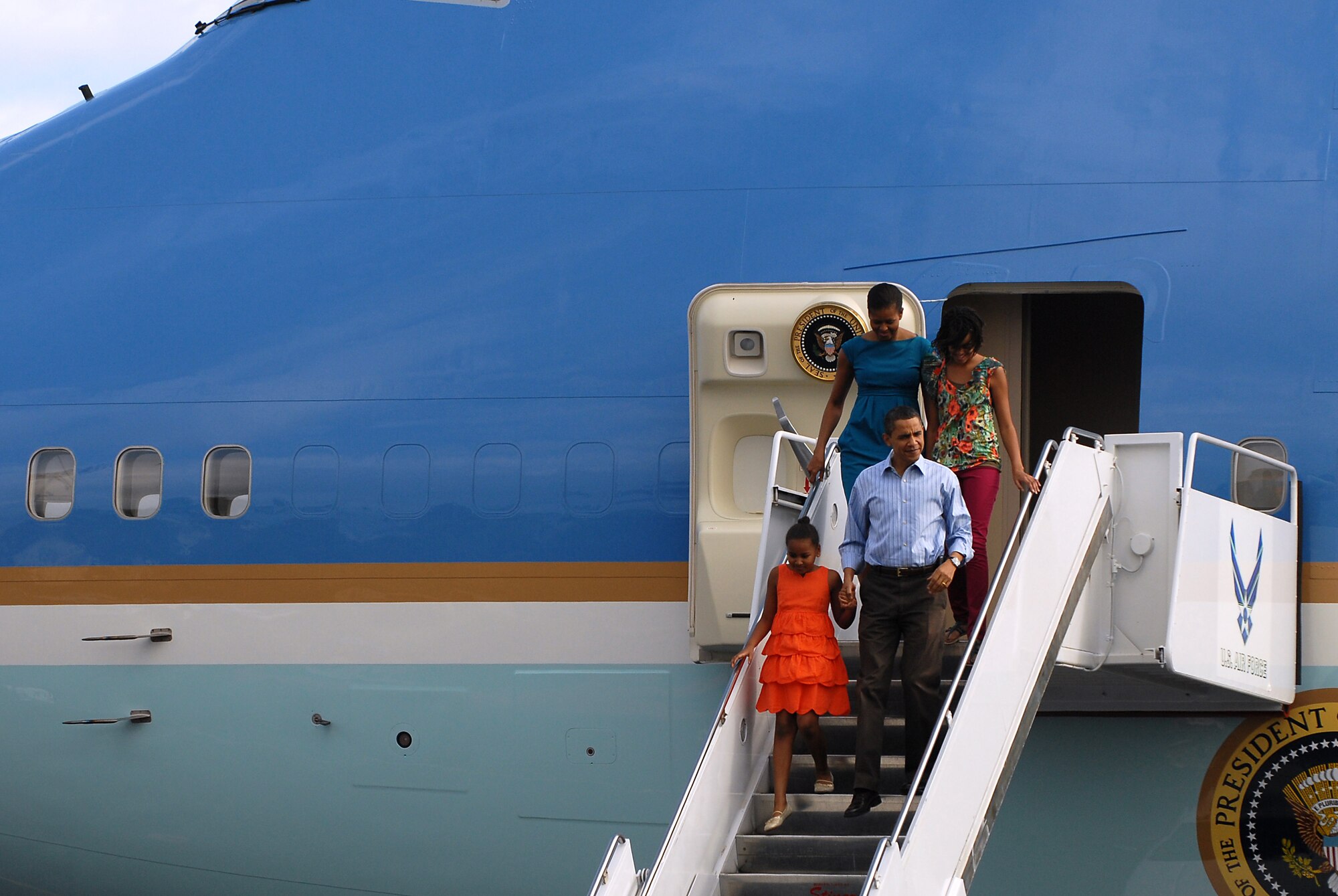 HICKAM AIR FORCE BASE, Hawaii - President Obama and the First Family on-board Air Force One arrive here, Dec. 24. The Obama?s spent 11 days vacationing throughout the island of O?ahu. (U.S. Air Force photo/Master Sgt. Jeffrey Allen)