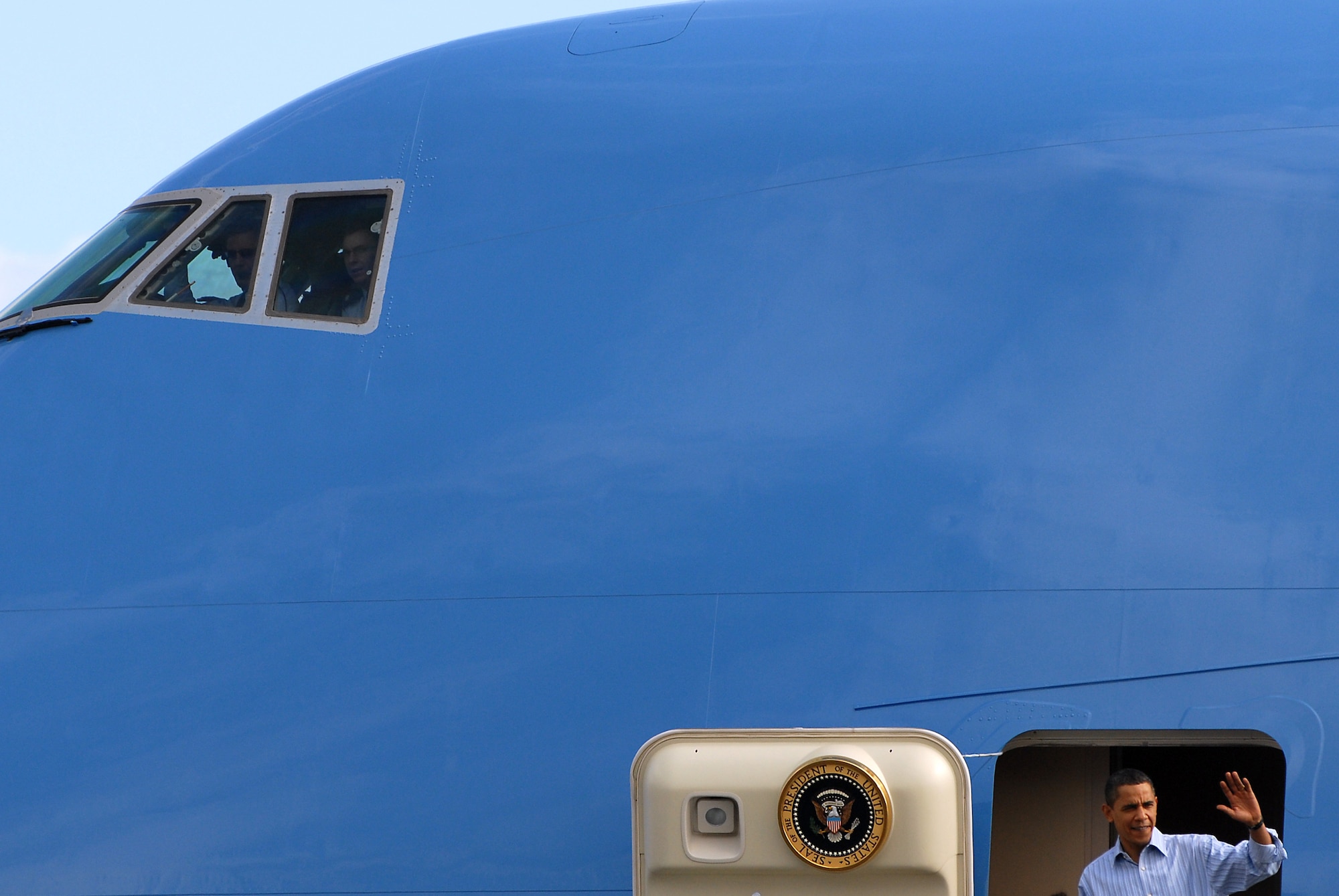 HICKAM AIR FORCE BASE, Hawaii - President Obama and the First Family on-board Air Force One arrive here, Dec. 24. The Obama?s spent 11 days vacationing throughout the island of O?ahu. (U.S. Air Force photo/Master Sgt. Jeffrey Allen)