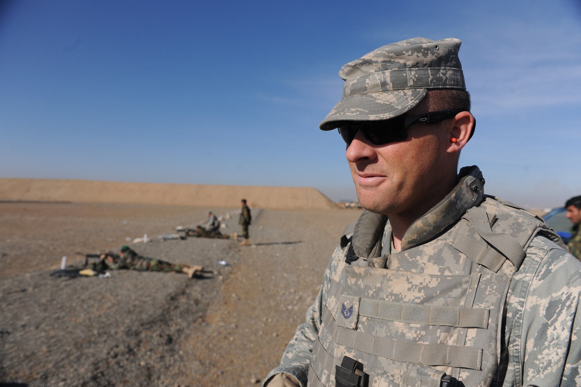 Tech. Sgt. Kevin Conley, 738th Air Expeditionary Advisory Group Security Forces advisor, watches Afghanistan National Army Air Corps soldiers train on the M-240B machine gun in Kandahar, Afghanistan, Jan. 4, 2010. Sergeant Conley is one of 24 mentors assigned to the 738th AEAG. He is deployed from Offutt Air Force Base, Neb., in support of Operation Enduring Freedom. (U.S. Air Force photo/Staff Sgt. Manuel J. Martinez/Released)