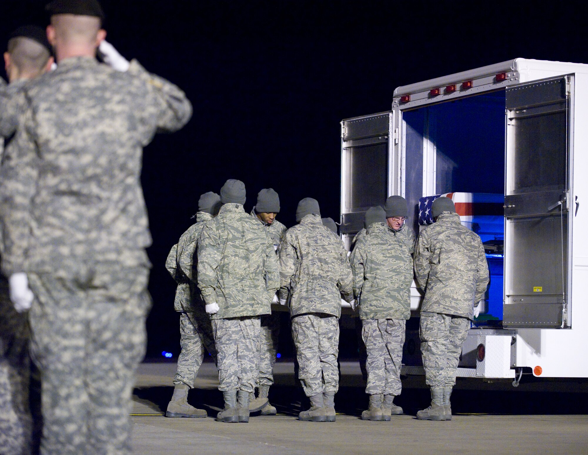 04 January 2010, (USAF Photo by Brianne Zimny.)  A U.S. Air Force carry team transfers the remains of SrA Bradley. R Smith, 24, of Troy, Il., at Dover Air Force Base, Del., January 04, 2010. He was assigned to the 10th Air Support Operations Squadron, Fort Riley, Kan.