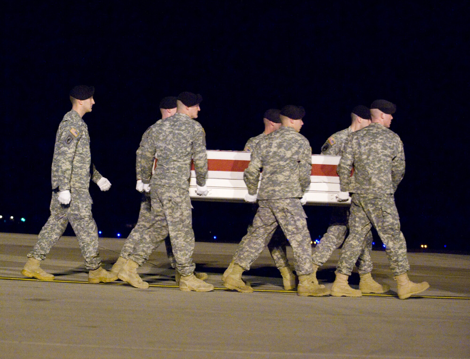 04 January 2010, ( USAF Photo by Brianne Zimny.)  A U.S. Army carry team transfers the remains of Army SGT Joshua A. Lengstorf of Yoncalla, OR., at Dover Air Force Base, Del., January 04, 2010. SGT Lengstorf was of the HHC, 1-12 Inf Regiment, 4th Infantry Division at Ft. Carson, CO.