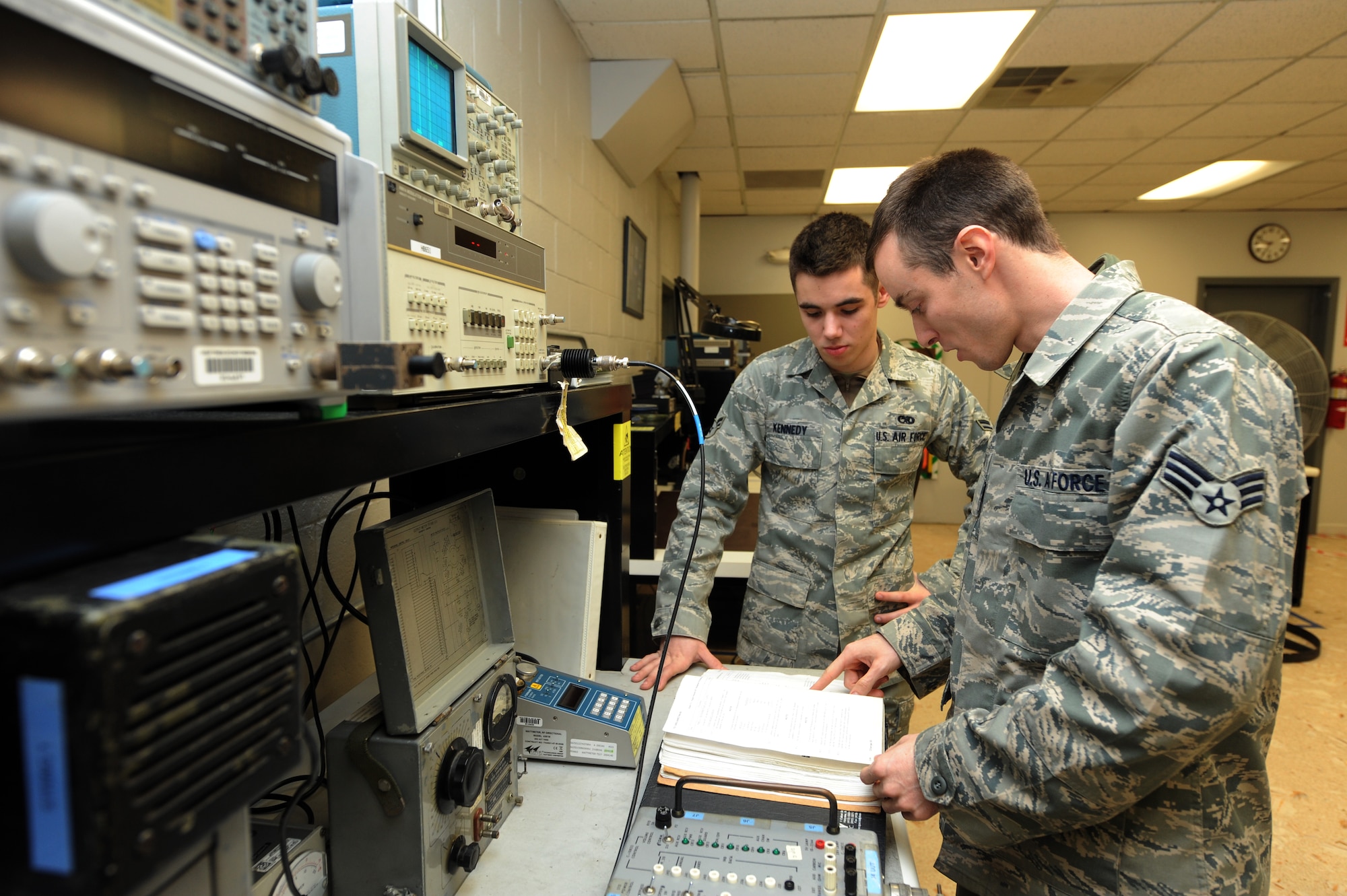 SHAW AIR FORCE BASE, S.C. -- Senior Airman Chris Meffert (right) and Airman 1st Class Daniel Kennedy, F-16 avionics technicians with the 20th Component Maintenance Squadron, initiate an operational check on the ultra high-frequency radio receiver/transmitter. (U.S. Air Force photo/Tech. Sgt. Louis Rivers)