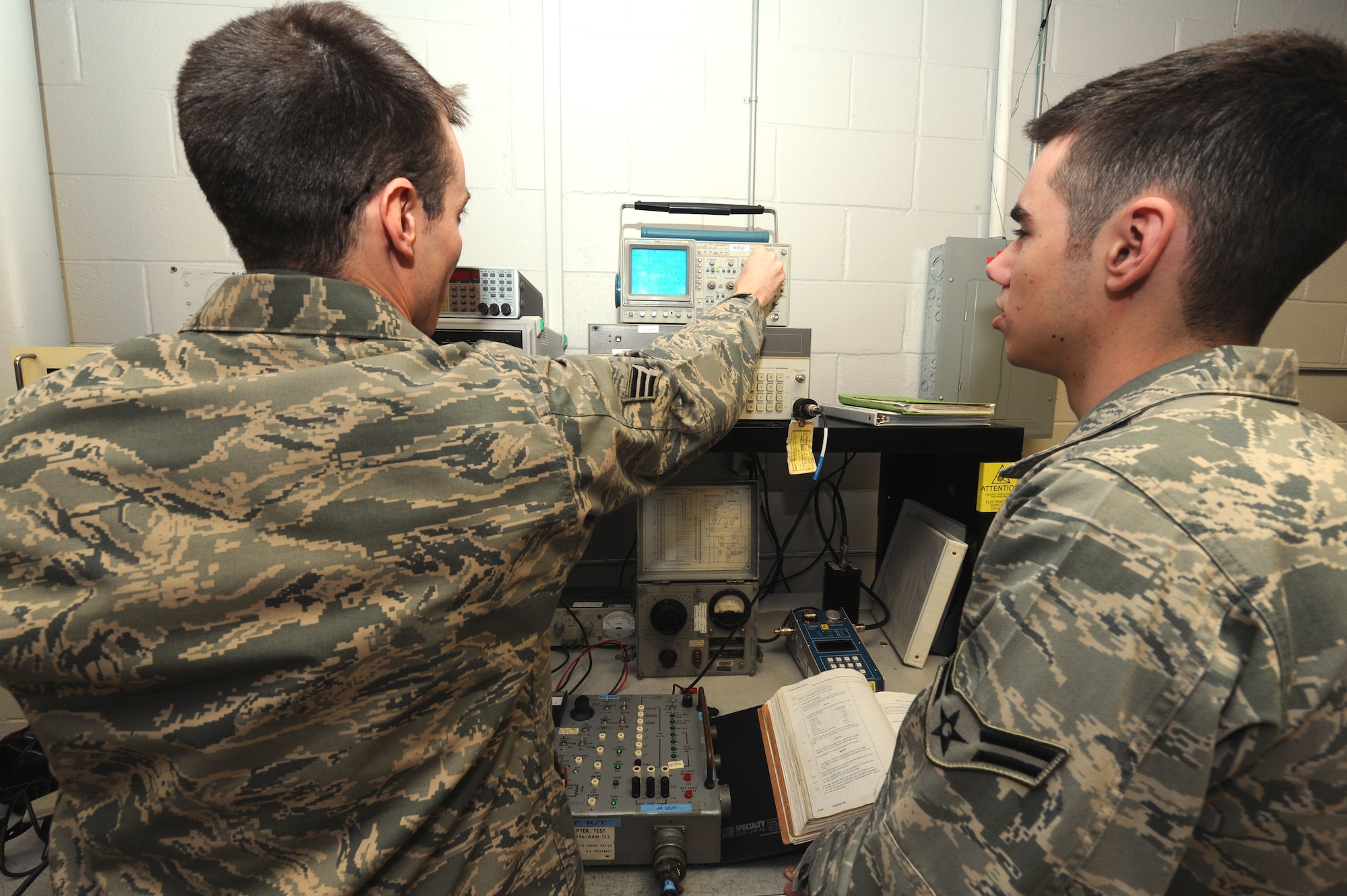 SHAW AIR FORCE BASE, S.C. -- Senior Airman Chris Meffert (right) and Airman 1st Class Daniel Kennedy, both F-16 avionics technicians with the 20th Component Maintenance Squadron, initiate an operational check on the ultra high-frequency radio receiver/transmitter. (U.S. Air Force photo/Tech. Sgt. Louis Rivers)