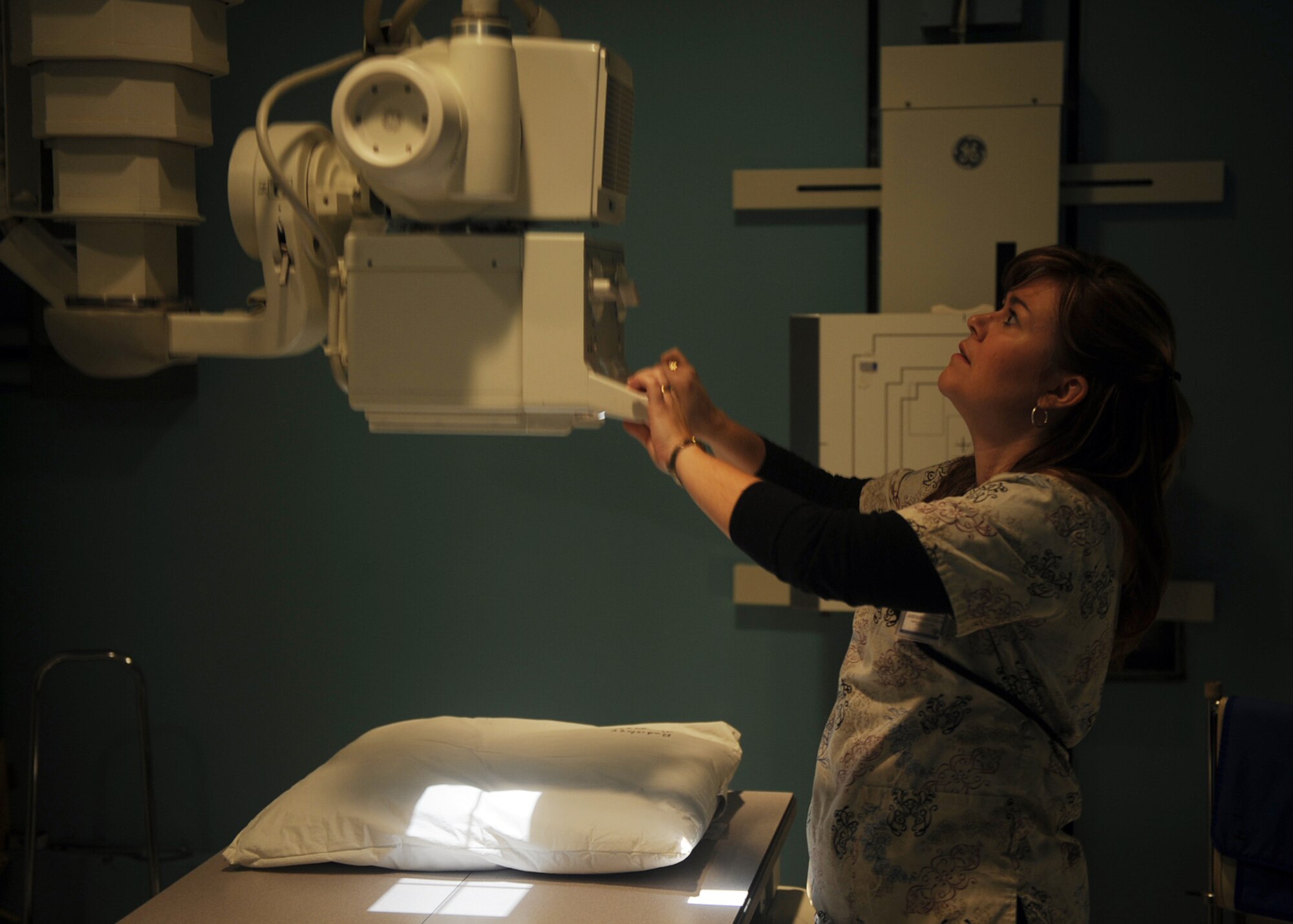 Wendy Vandiford, 4th Medical Operations Squadron diagnostic imaging technologist, aligns an x-ray tube before performing radiographs on Seymour Johnson Air Force Base, N.C., Jan. 5, 2010. It is important to make sure the x-ray tube is correctly aligned with the table so radiographs are properly exposed. Vandiford is from Goldsboro, N.C. (U.S. Air Force photo/Senior Airman Ciara Wymbs) 