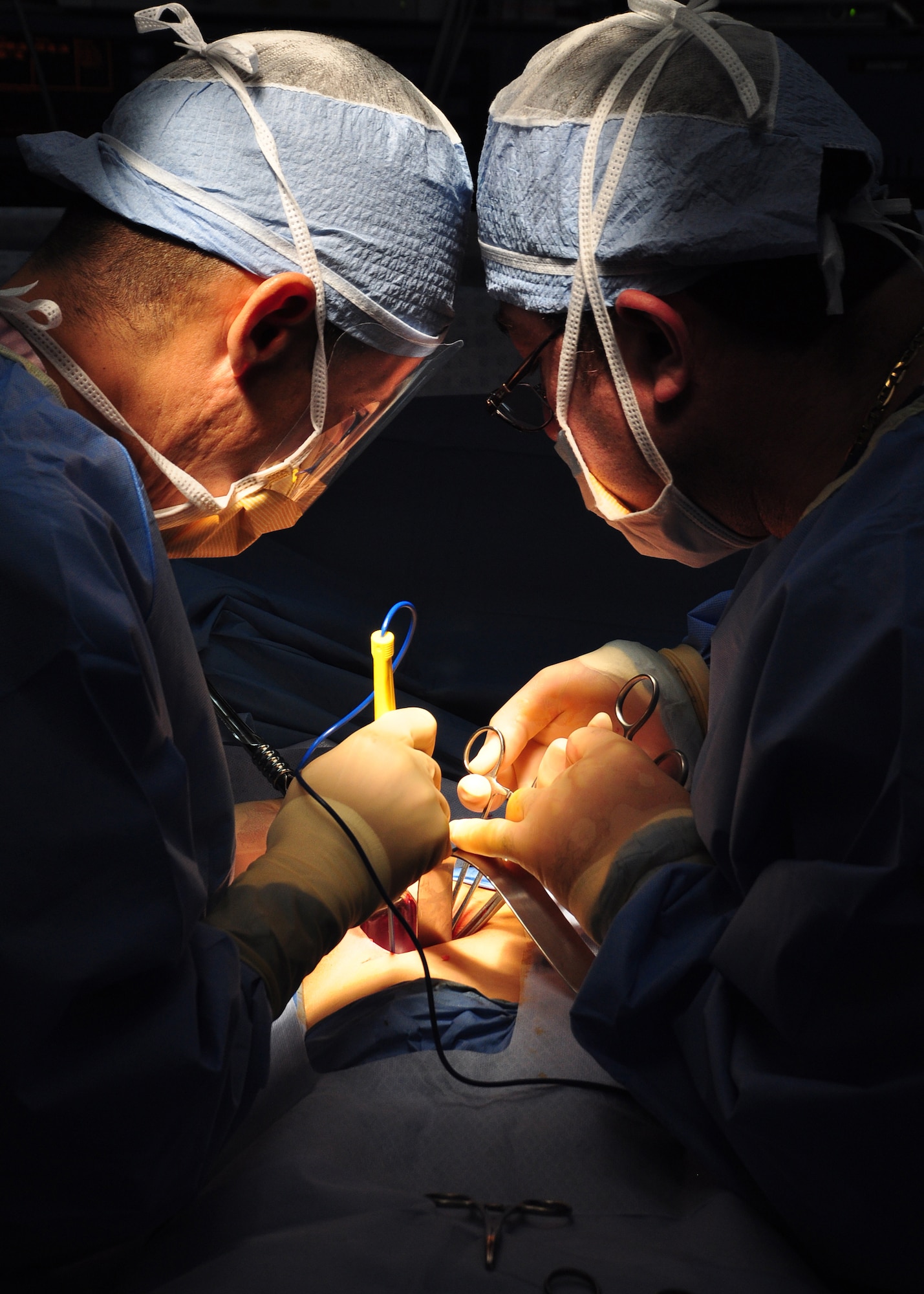 Army Col. David Cancelada, Mobile Surgical Team commander, and Honduran Dr.
Jose Mejia work together to remove the gall-bladder of a Honduran woman Jan. 6 at Santa Teresa Hospital in Comayagua, Honduras. The Mobile Surgical Team at Joint Task Force-Bravo conducts medical readiness and training exercises in partnership with communities in Honduras. (U.S. Air Force photo/Staff Sgt.
Bryan Franks) 
