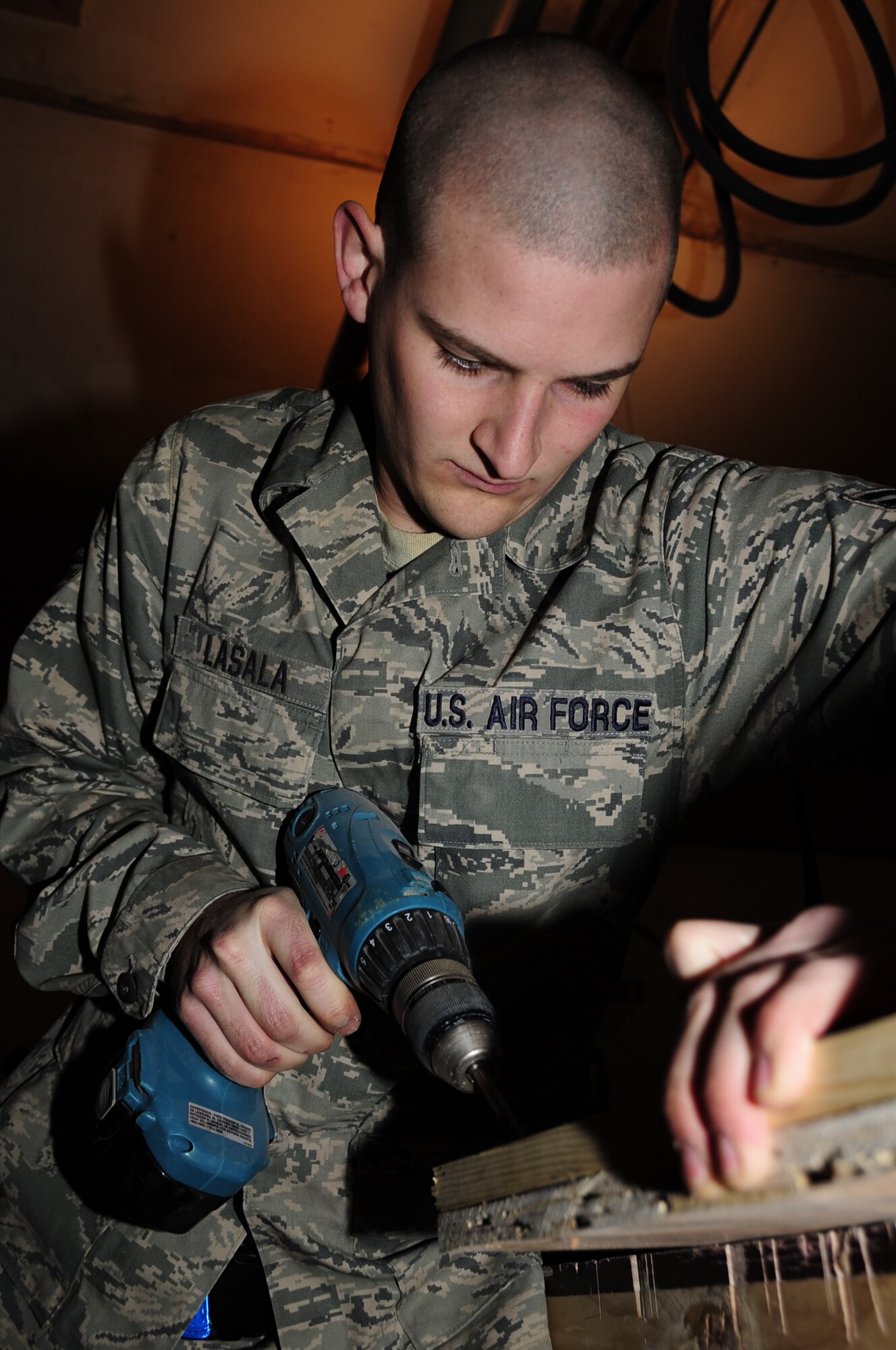 ALI BASE, Iraq - Airman First Class Cantley LaSala, 407th Expeditionary Civil Engineer Squadron structural journeyman, builds a crate for material Jan 7, 2009, that will be shipped from here to Afghanistan.  Airmen at Ali Base are supporting the responsible drawdown of forces following directives to reduce the coalition forces footprint by August 2010.  (U.S. Air Force photo/Master Sgt. Darrell Habisch) 