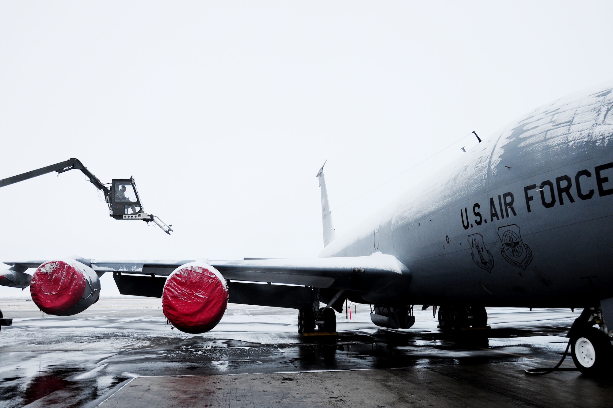 TRANSIT CENTER AT MANAS, Kyrgyzstan - A 376th Expeditionary Aircraft Maintenance Squadron Airman de-ices a KC-135 Stratotanker on the flightline here Jan. 7. Aerial refueling is a primary mission of the Transit Center, delivering millions of pounds of fuel to combat aircraft over Afghanistan. Manas is equipped to efficiently support expeditionary operations even during inclement weather. (U.S. Air Force photo by Senior Airman Nichelle Anderson)