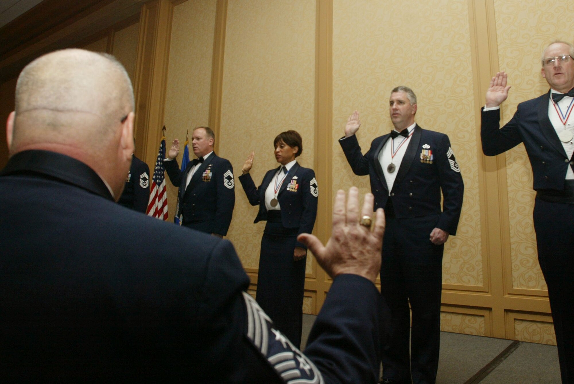 Chief Master Sgt John Anderson, 94th Airlift Wing Command Chief, administers the oath and swears in the newest Chiefs during the 2010 Chief Master Sergeant Induction Ceremony held Jan. 9 at the Renaissance Waverly. Dobbins inducted five Chiefs during the ceremony. (U.S. Air Force photo/Don Peek)