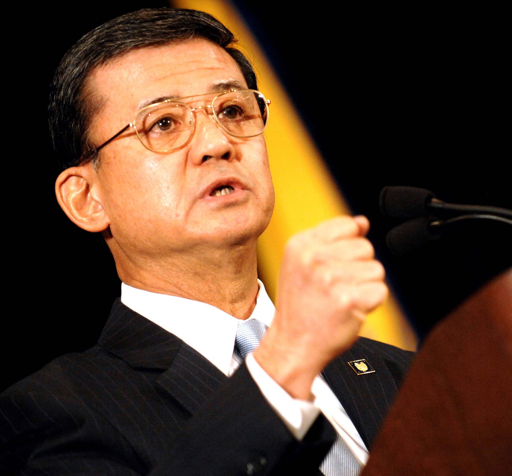 Veterans Affairs Secretary Eric K. Shinseki delivers the keynote address at the 2010 Defense Department-Department of Veterans Affairs Suicide Prevention Conference Jan. 11, 2010, in Washington, D.C.  More than 1,000 military and government health-care professionals attended the conference. (Defense Department photo/Army Sgt. 1st Class Michael J. Carden)