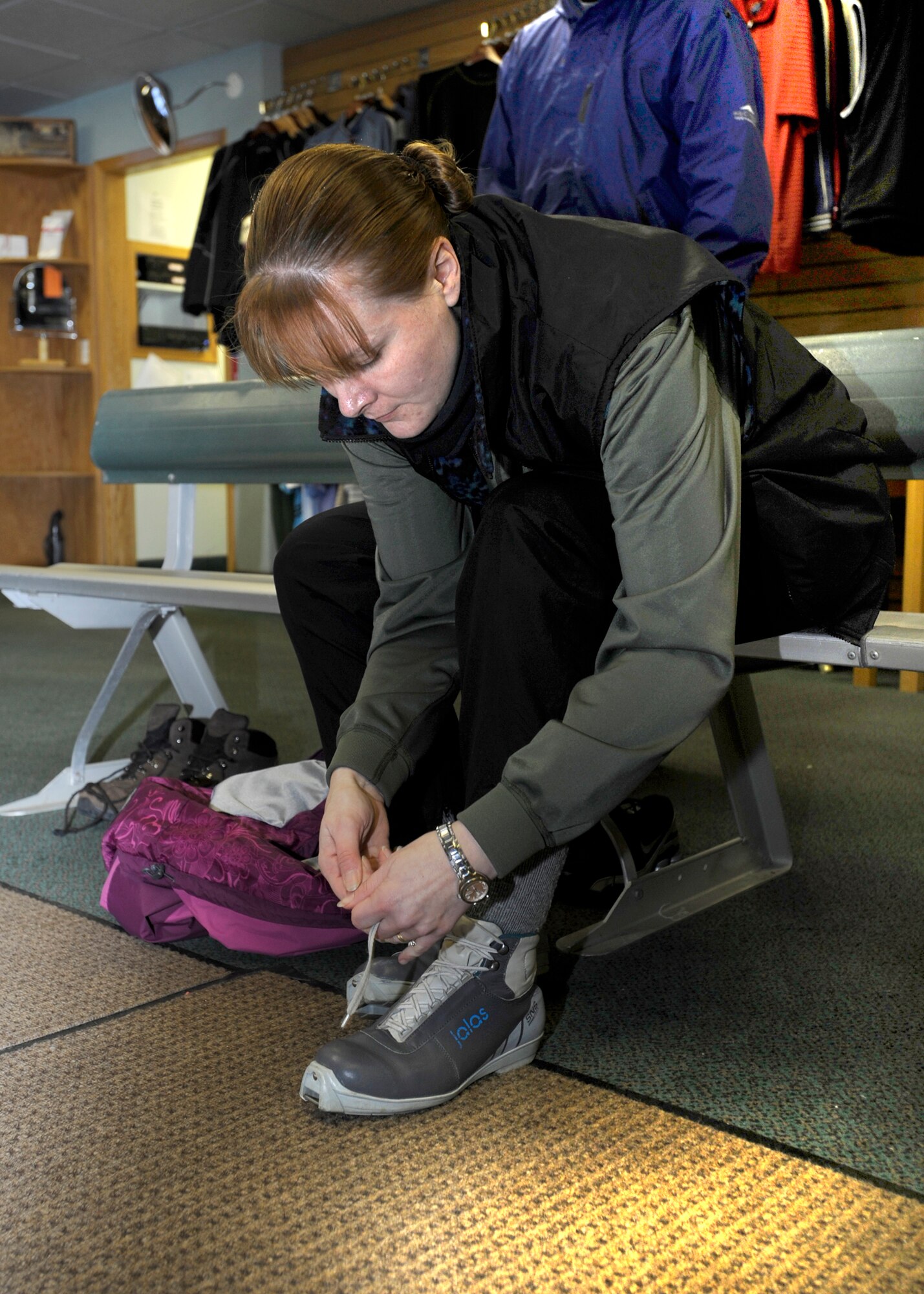 ELMENDORF AIR FORCE BASE ? Tech. Sergeant Dawn Strickland laces up her boots before participating in a cross country skiing session at the Eagle Glen golf course, Jan.  14, 2010.The 3rd Force Support Squadron provides the use of cross country skiing equipment for all Department of Defense identification card carriers at the Eagle Glen golf course ( Air Force photo/ Matt Coleman-Foster)
