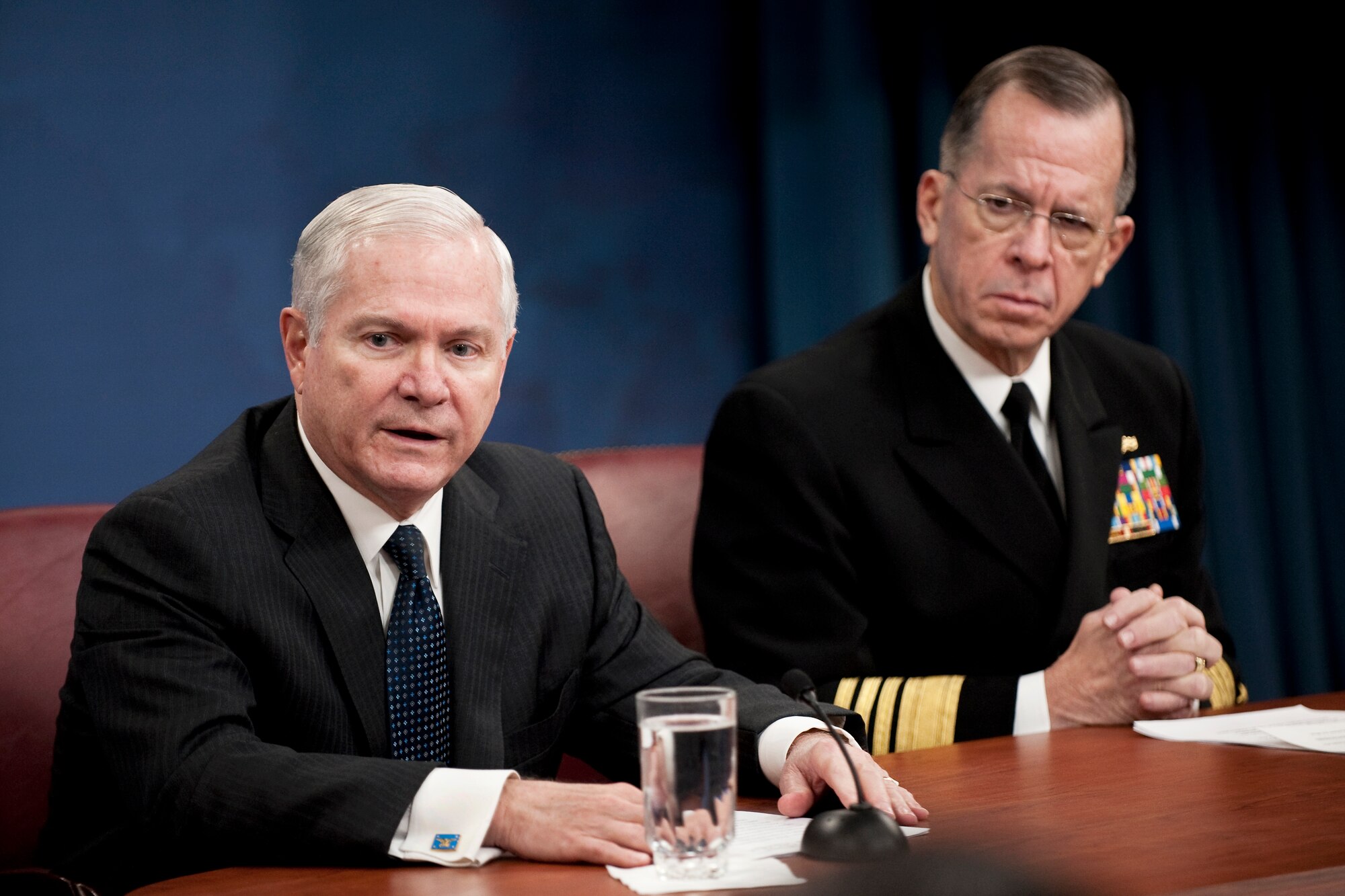 Defense Secretary Robert M. Gates and Navy Adm. Mike Mullen, chairman of the Joint Chiefs of Staff, address the media at the Pentagon, Jan. 15, 2010. Secretary Gates and Admiral Mullen were discussing the Haiti earthquake relief efforts. (Defense Department photo/Petty Officer 1st Class Chad J. McNeeley)