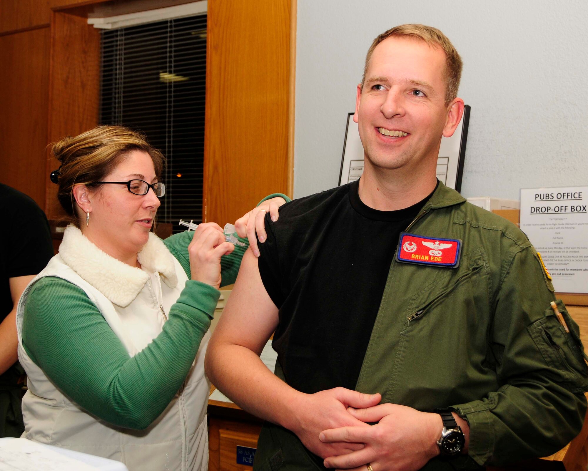 ALTUS AIR FORCE BASE, Okla. – Lt. Col. Brian Ede, 58th Airlift Squadron commander, receives last minute immunizations from Tech. Sgt. Jessica Putnam, 97th Medical Group Flight Medicine Clinic noncommissioned officer in charge, Jan. 17 at a deployment briefing before his tasking to Pope Air Force Base, N.C. While at Pope AFB, Colonel Ede will be participating in the Haiti humanitarian relief effort. Altus sent six C-17 Globemaster IIIs along with 50 aircrew personnel to help Haiti in its time of need. The C-17’s were also accompanied by 13 maintainers from the A-TEAM. (U.S. Air Force Photo/Senior Airman Marianne E. Lane)